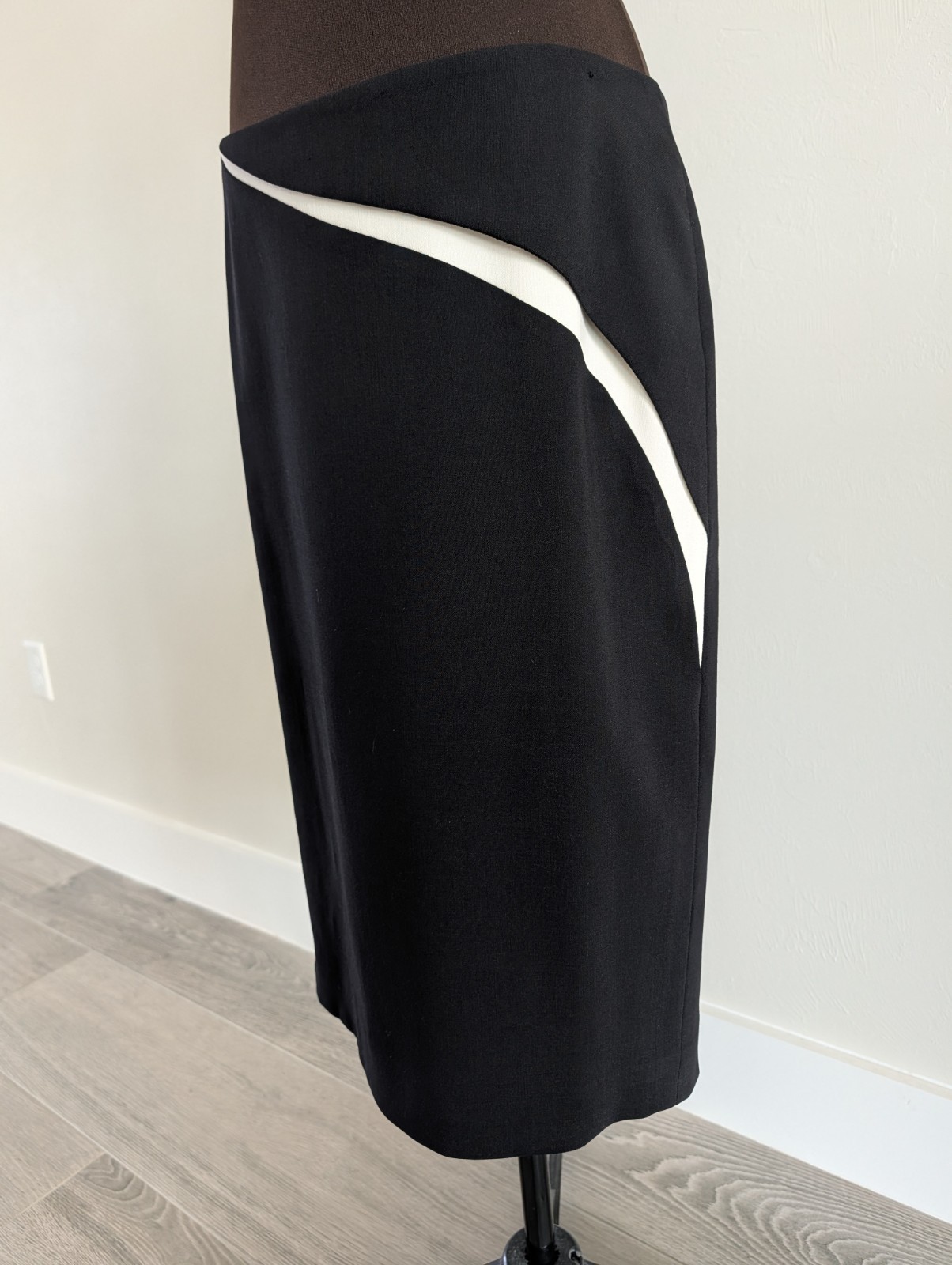 $650 Escada wool black and white straight midi skirt 40 10 L