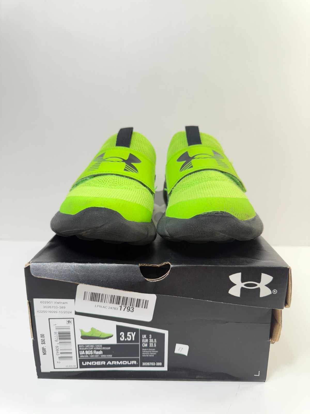 17. Under Armour Boys’ Grade School Flash, (389) Hyper Green/Black, 3.5 Youths