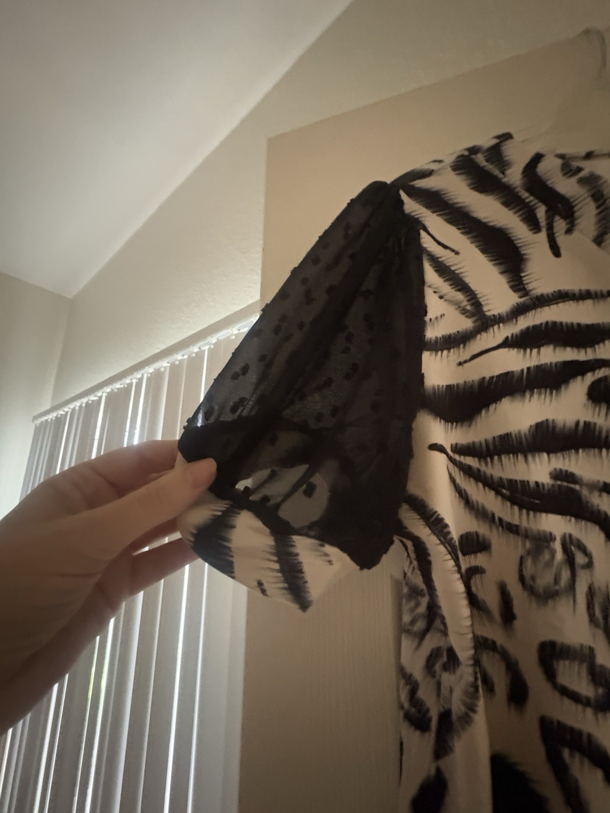 Women’s Black/White Animal Print V-Neck Short Sleeve Button Front Top Size M