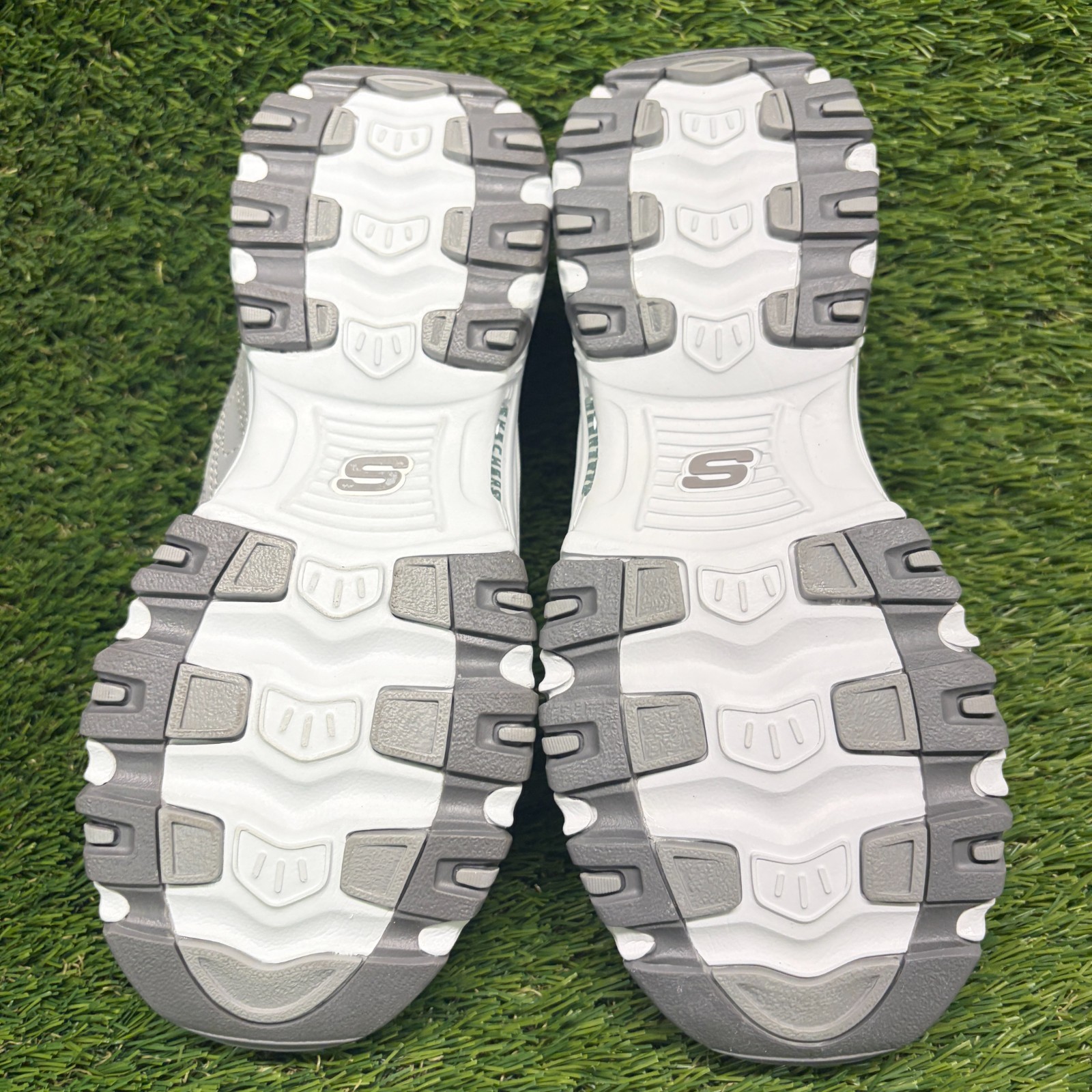 Skechers D’Lites Resilient Womens Size 7 Gray White Athletic Slip On Mule Shoes