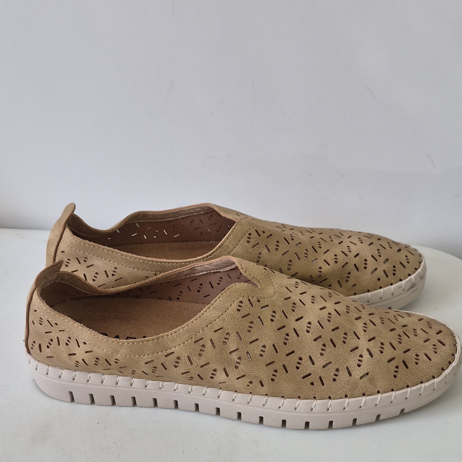 INGARÖ Sport Men’s Beige Perforated Lightweight Slip-On Casual Shoes US 7.5