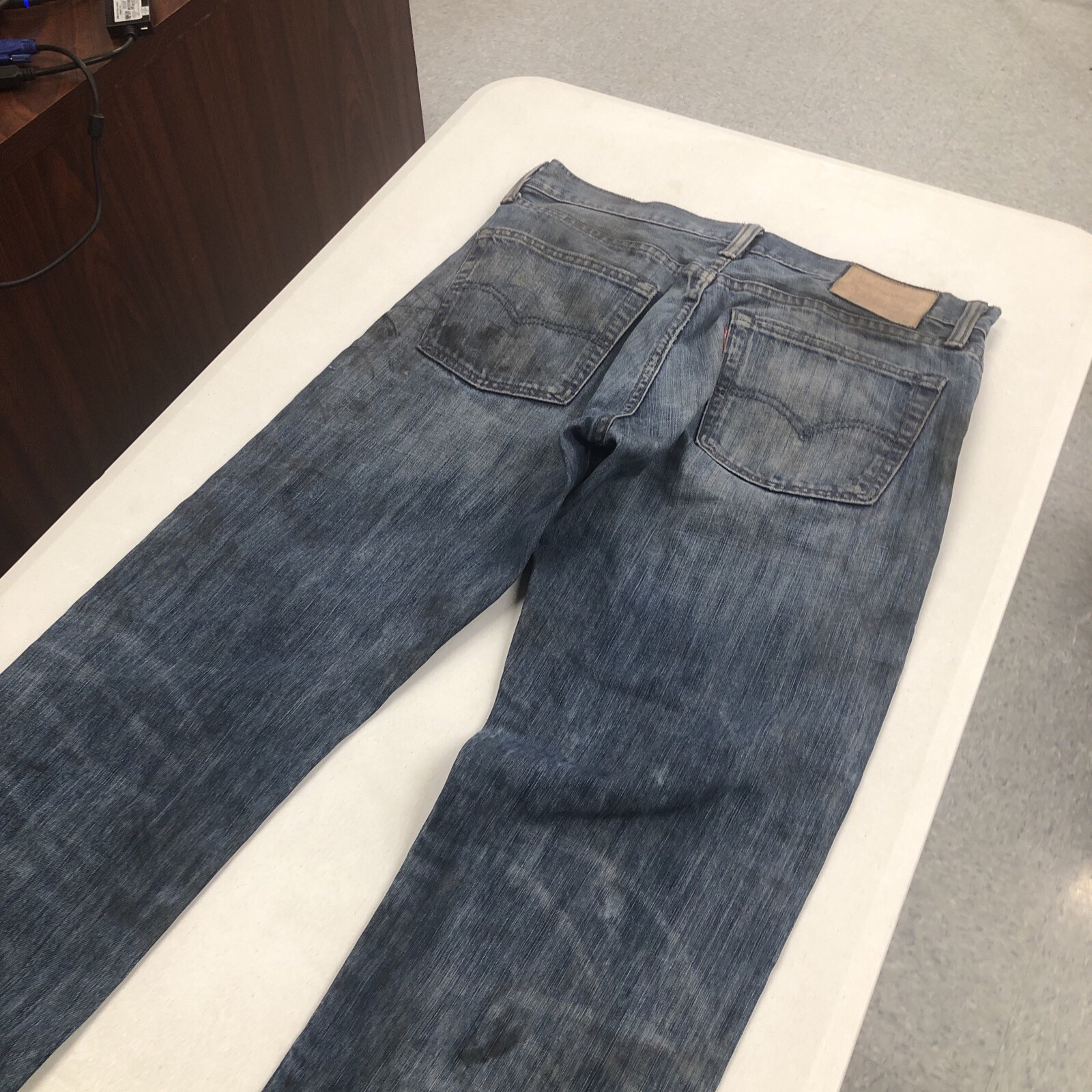 Levi 513 Men’s Slim Straight Fit, Dark Blue, 32×30 See Description Stained Thras