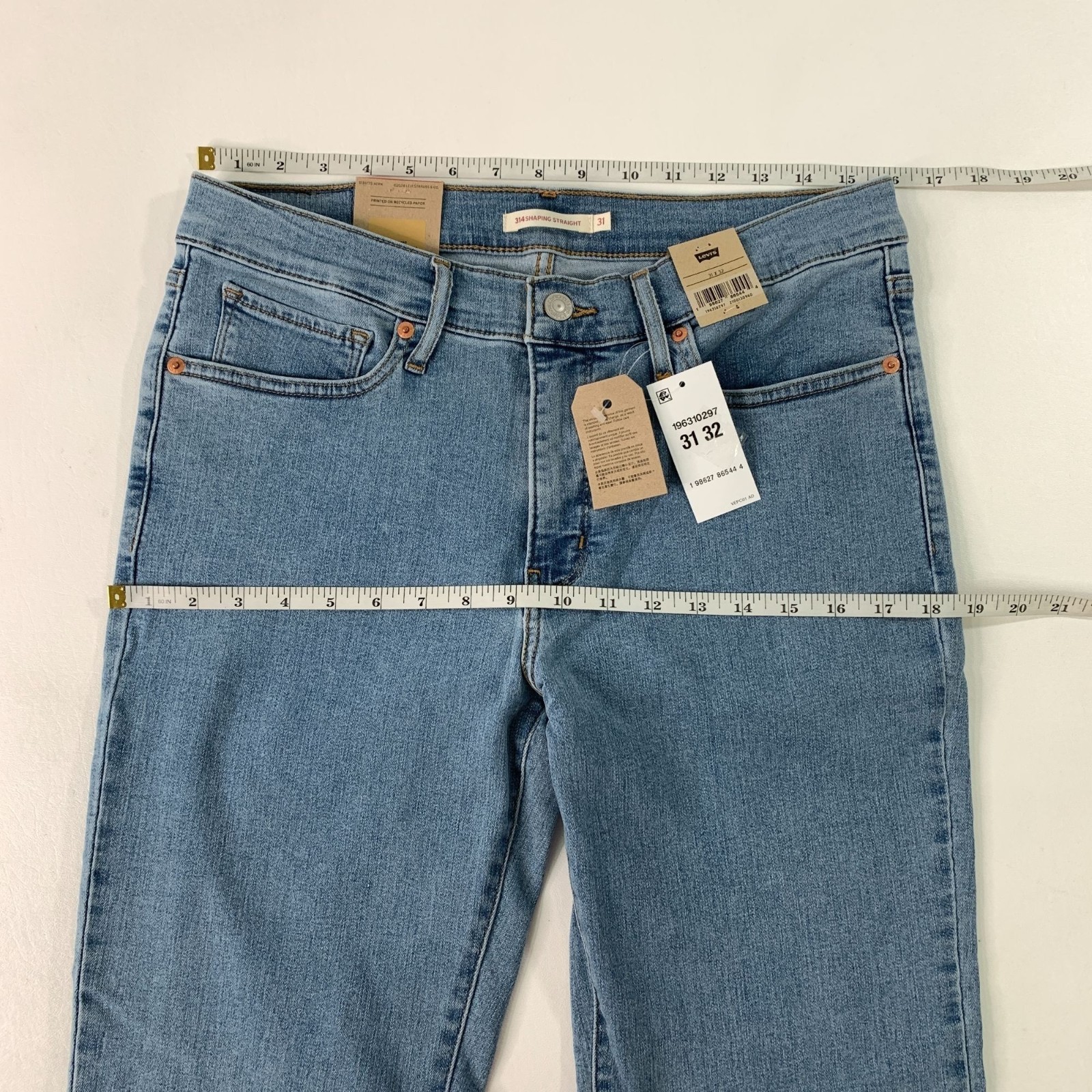 Levi’s Women’s 12 Jeans 314 Shaping Straight Jeans Light Wash Size 31 W x 32 L