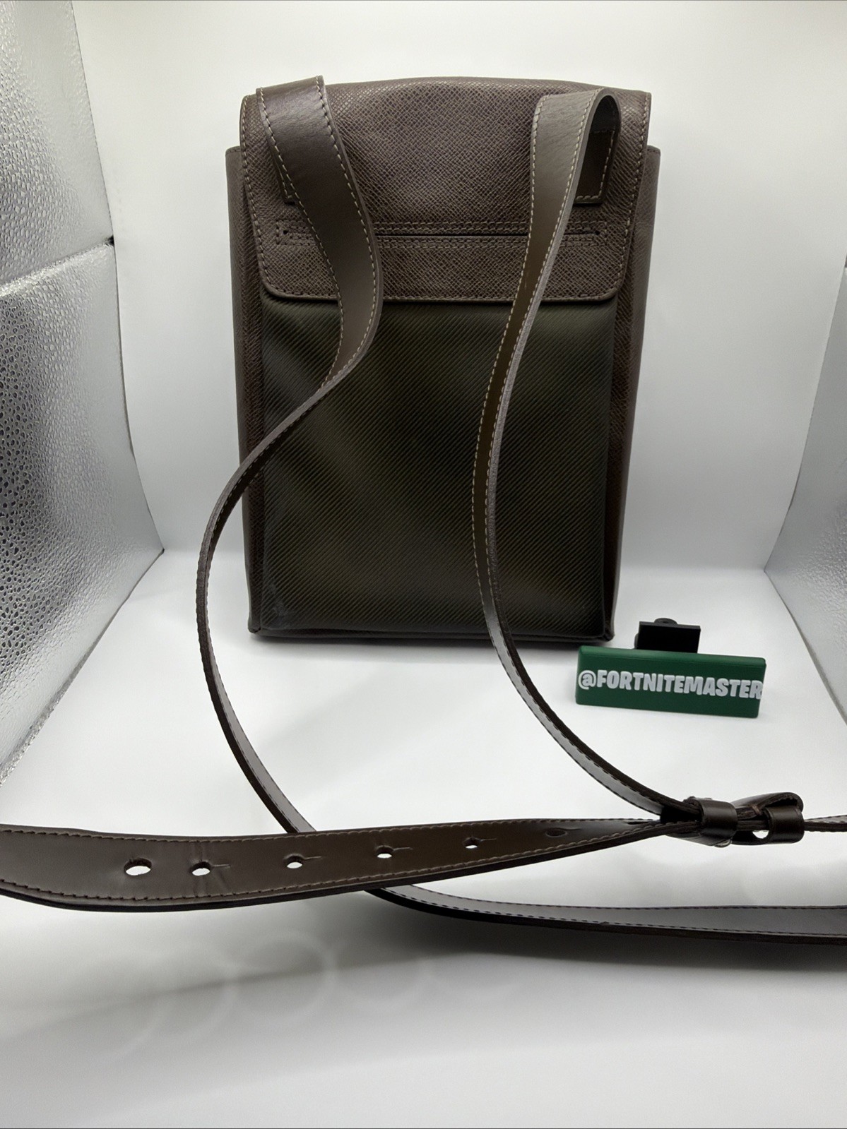 Louis Vuitton Men’s Bag – Satchel – Adjustable Strap – Vintage 8.5×11 Inches
