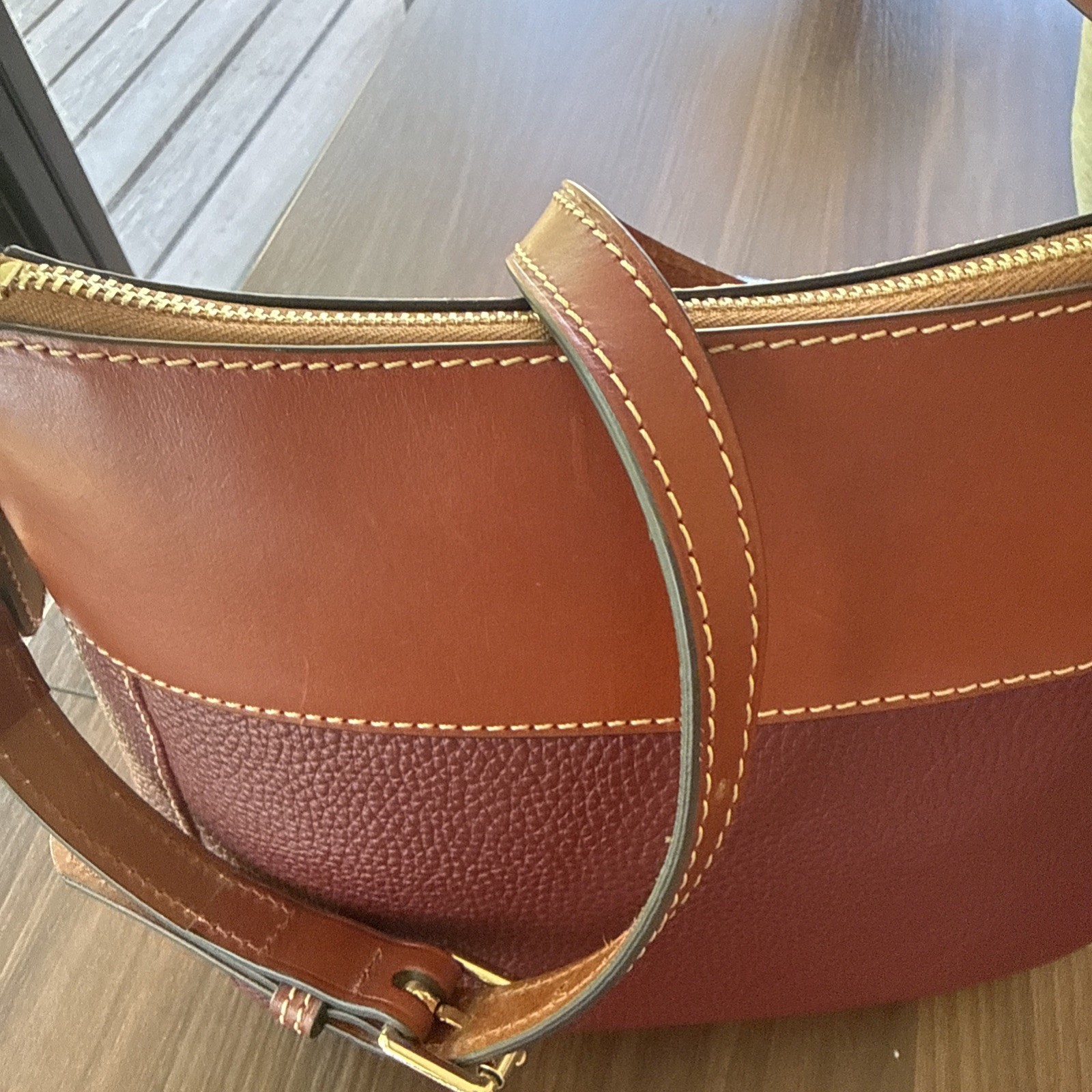 Dooney & Bourke Crossbody 25 Pebble Leathe WINE R1849. EUC. Dust bag/scarf