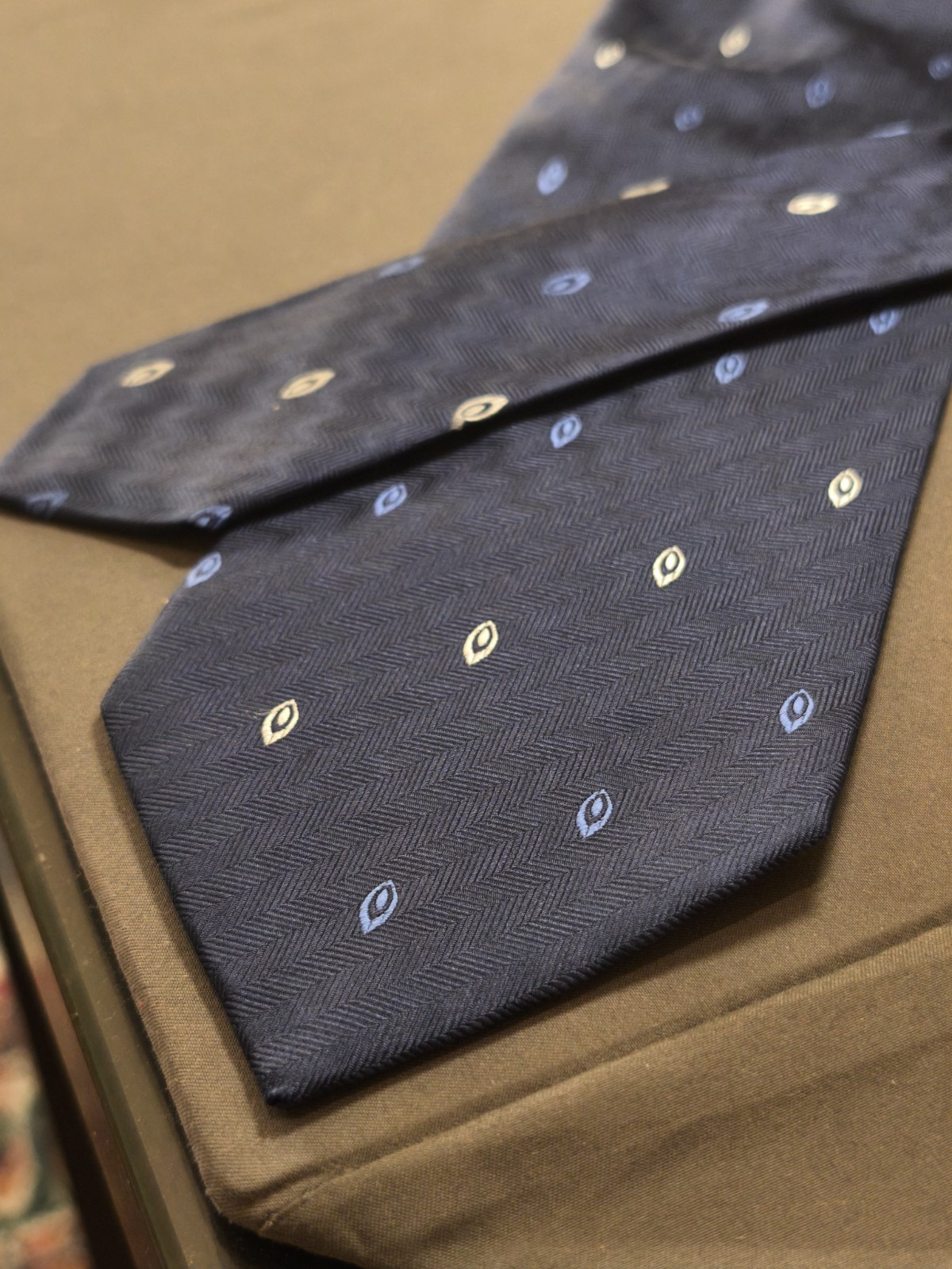 Octavian Couple – Solid Color Tailored Tie with Geometric Micro Design