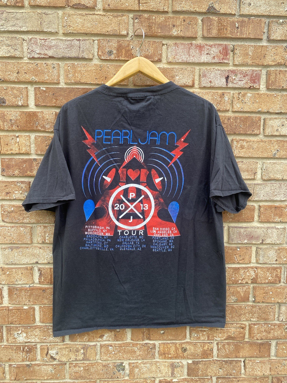 Vintage PEARL JAM 2013 Lightning Bolt Tour T-Shirt Eddie Vedder Size XL