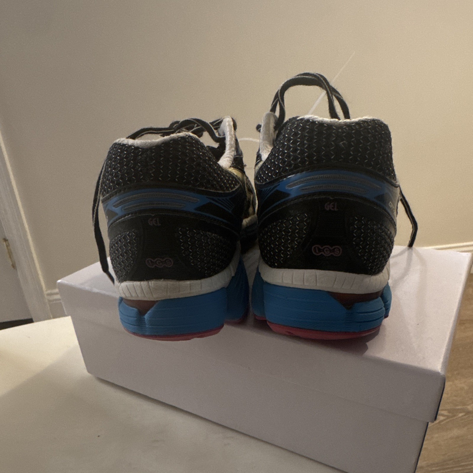 ASICS GT-2000 Men’s Athletic Sneaker Black/White/Blue/Red T2K7N