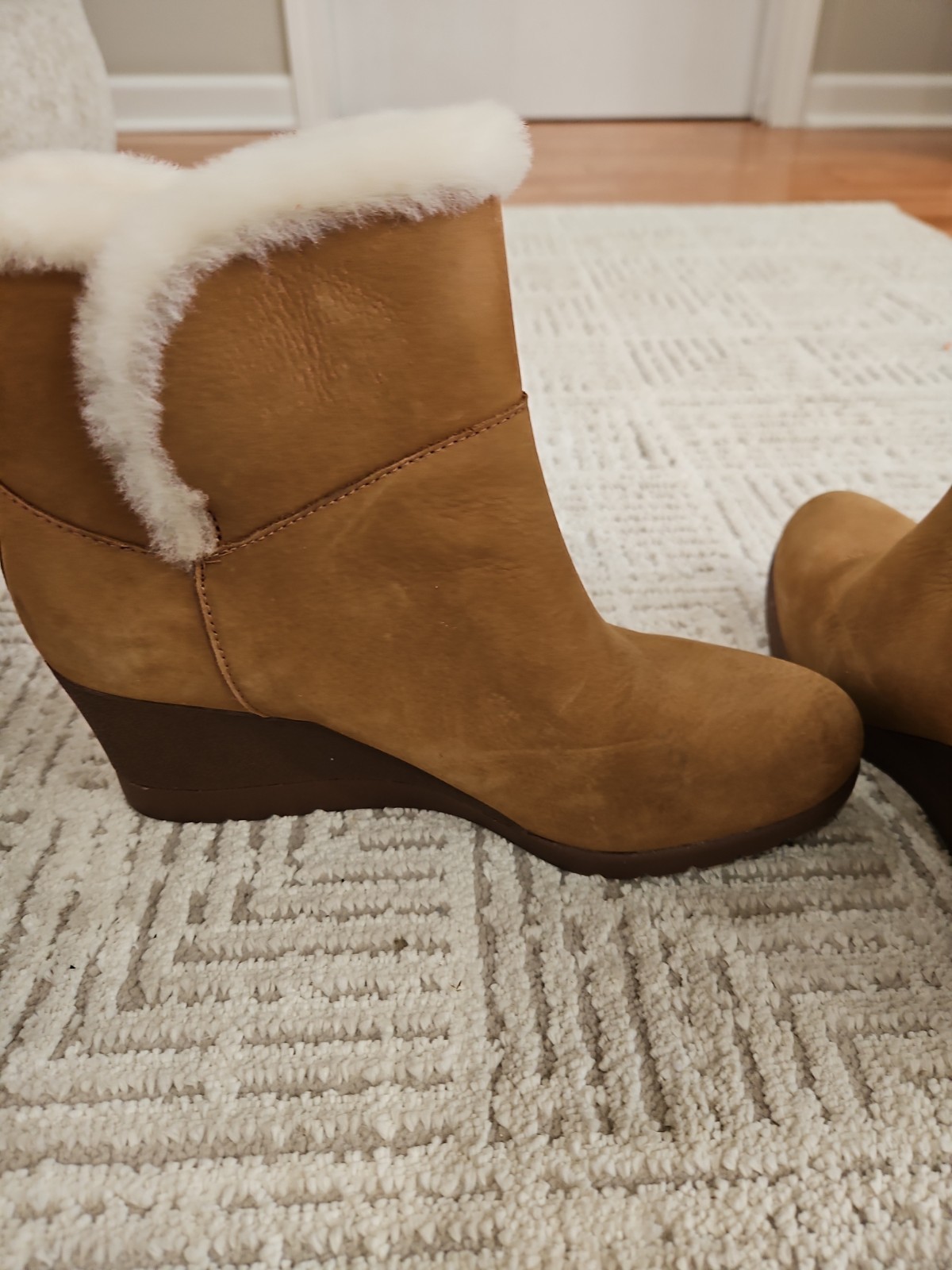 UGG SEYLINE WOMEN BOOTS SUEDE CHESTNUT US 7 Wedge Hidden Heel Brown New Sherpa
