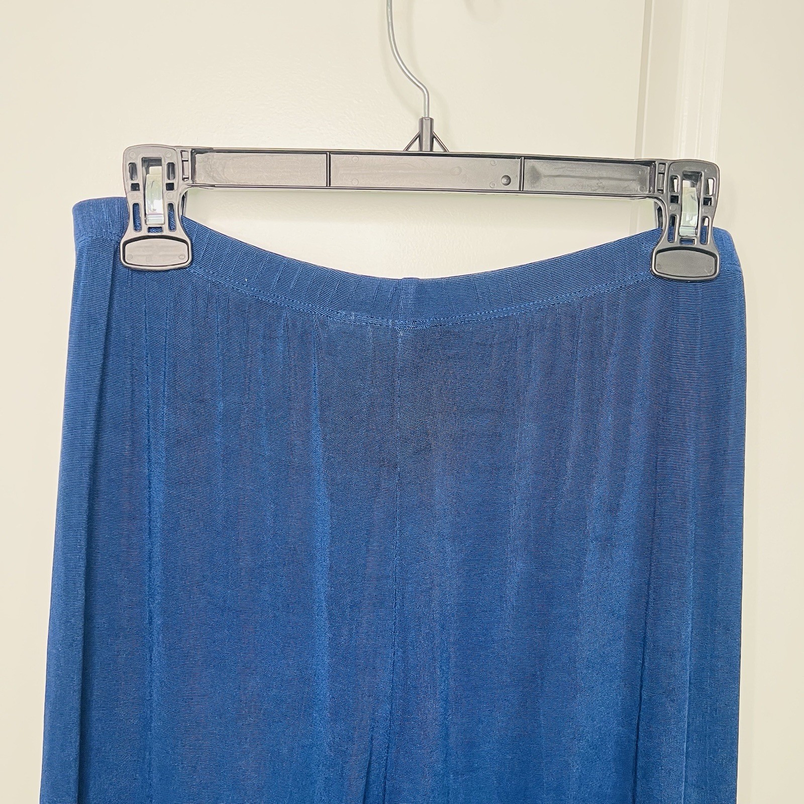 Chicos Travelers Women Straight Leg Pull On Pants Sz 1REG Navy Blue Slinky Knit