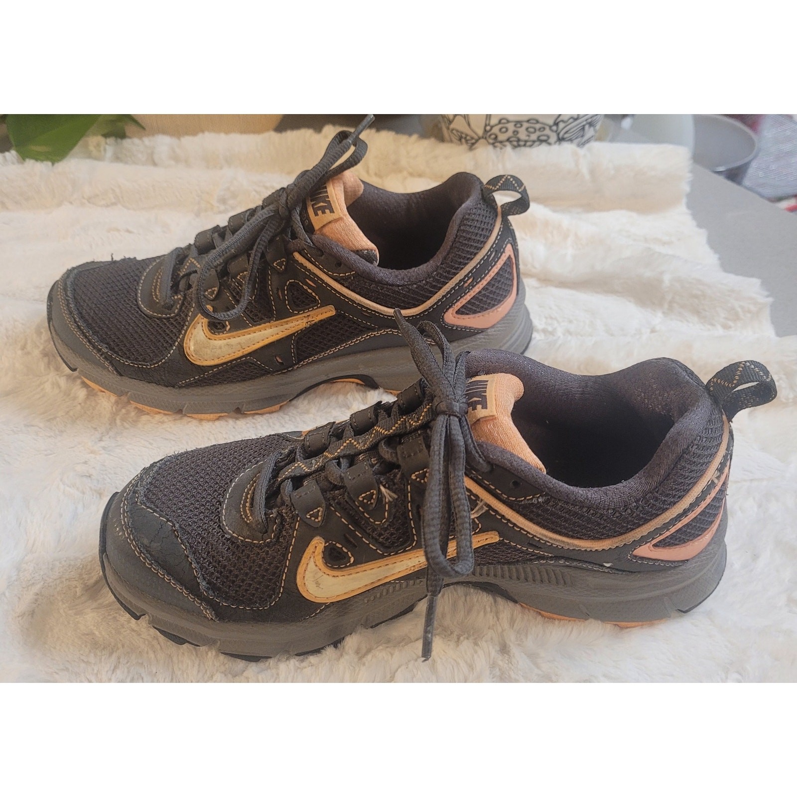Nike Air Alvord 9 trail running shoes in a gray and orange colorway, size 6