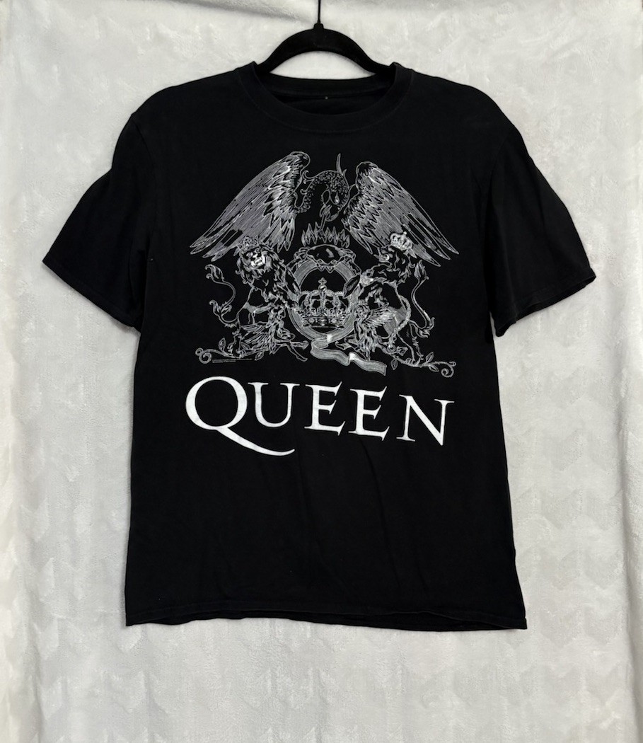 Men’s Queen (Official Merch) T-shirt – Size Medium