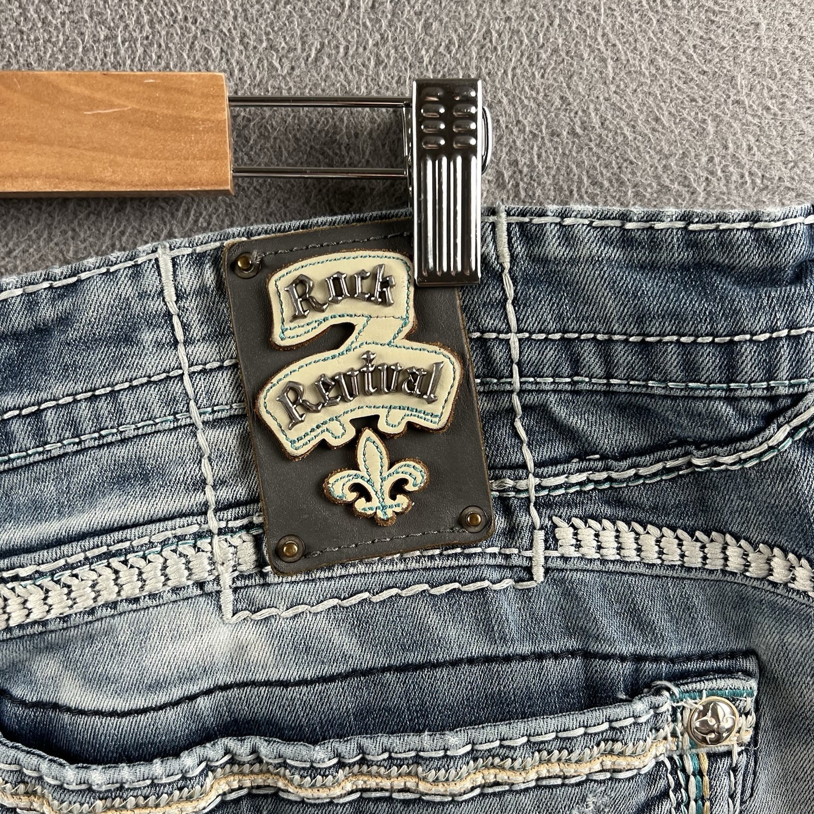 Rock Revival Feeney Jeans Mens 44×34 Light Wash Distressed Denim Relaxed Fit Y2K