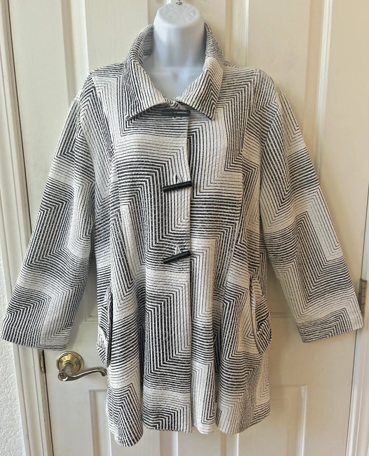 Yushi Women’s Black White Geometric Swing Jacket w/Pockets Toggle Buttons Size L