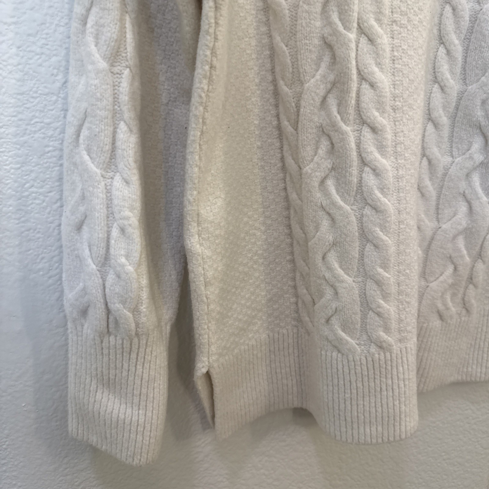 Abercrombie and Fitch Oversized Fluffy Cable Crew Neck Sweater – Medium – EUC