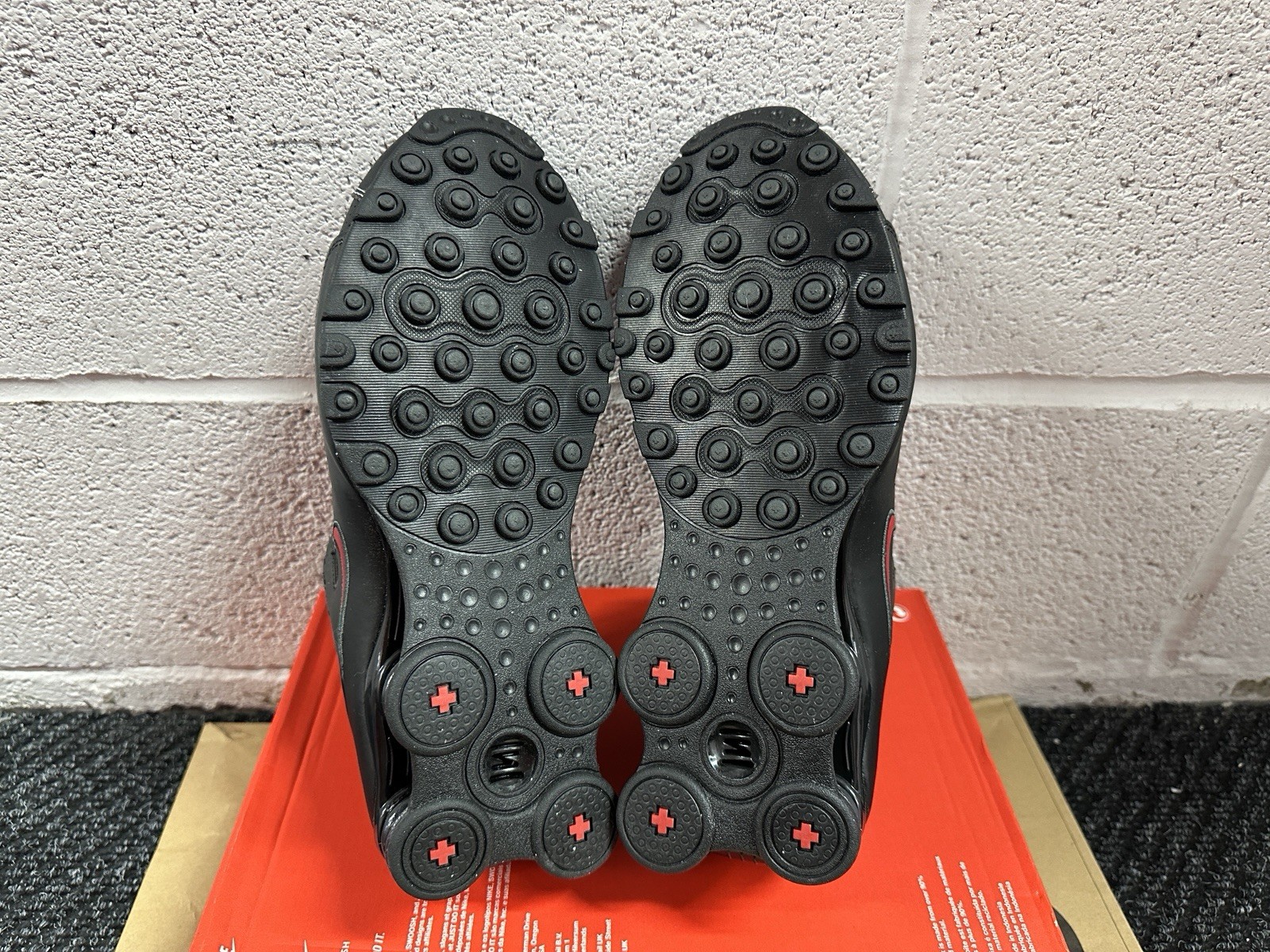 Size 9.5 – New Nike Shox NZ Black/Varisty Red-White 378341-017