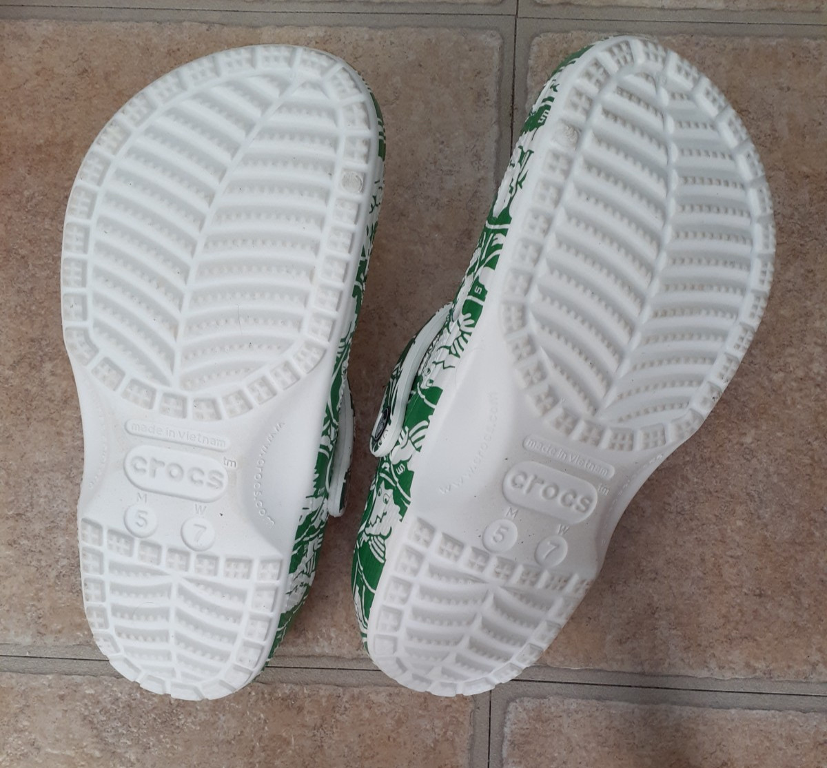 New Green Crocs with crocodiles size W7 M5