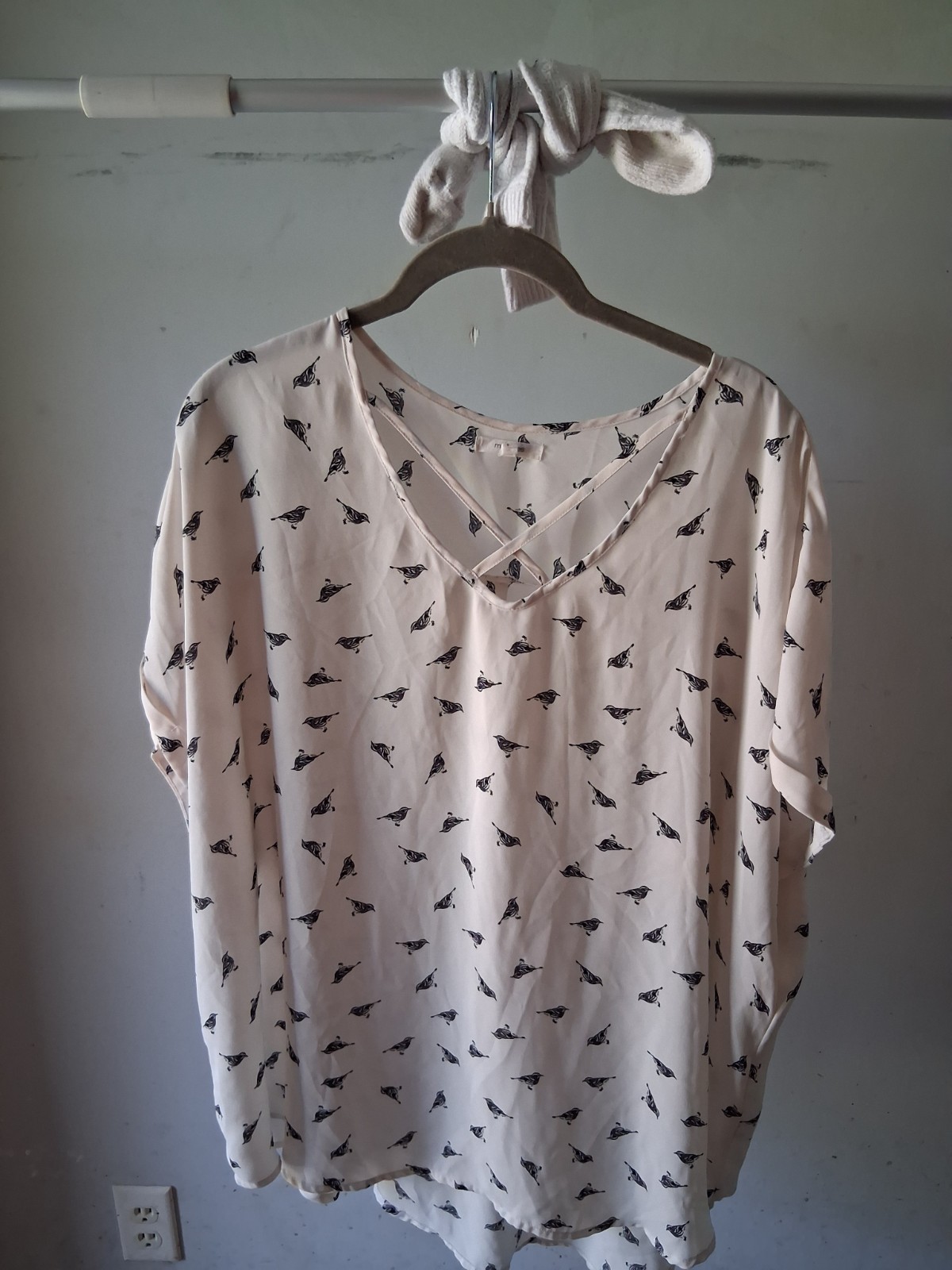 Maurices Women’s Plus 2 White/Black Bird Print V-Neck Strap Pullover Blouse