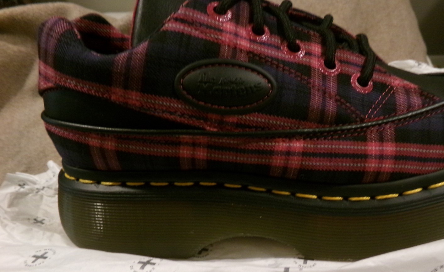 NEW Dr. AirWair Martens Buzz 5-Eye Women’s Black/Pink Multi Tartan Shoes Size 7