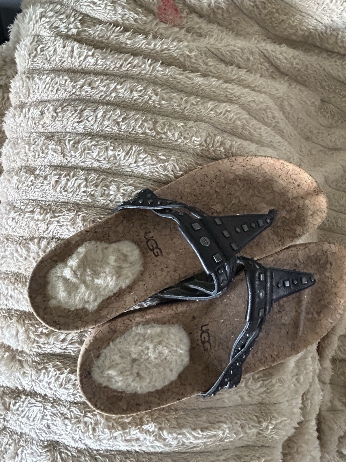UGG Australia Women’s Deitra Black Leather Studded Thong Sandals Size 7