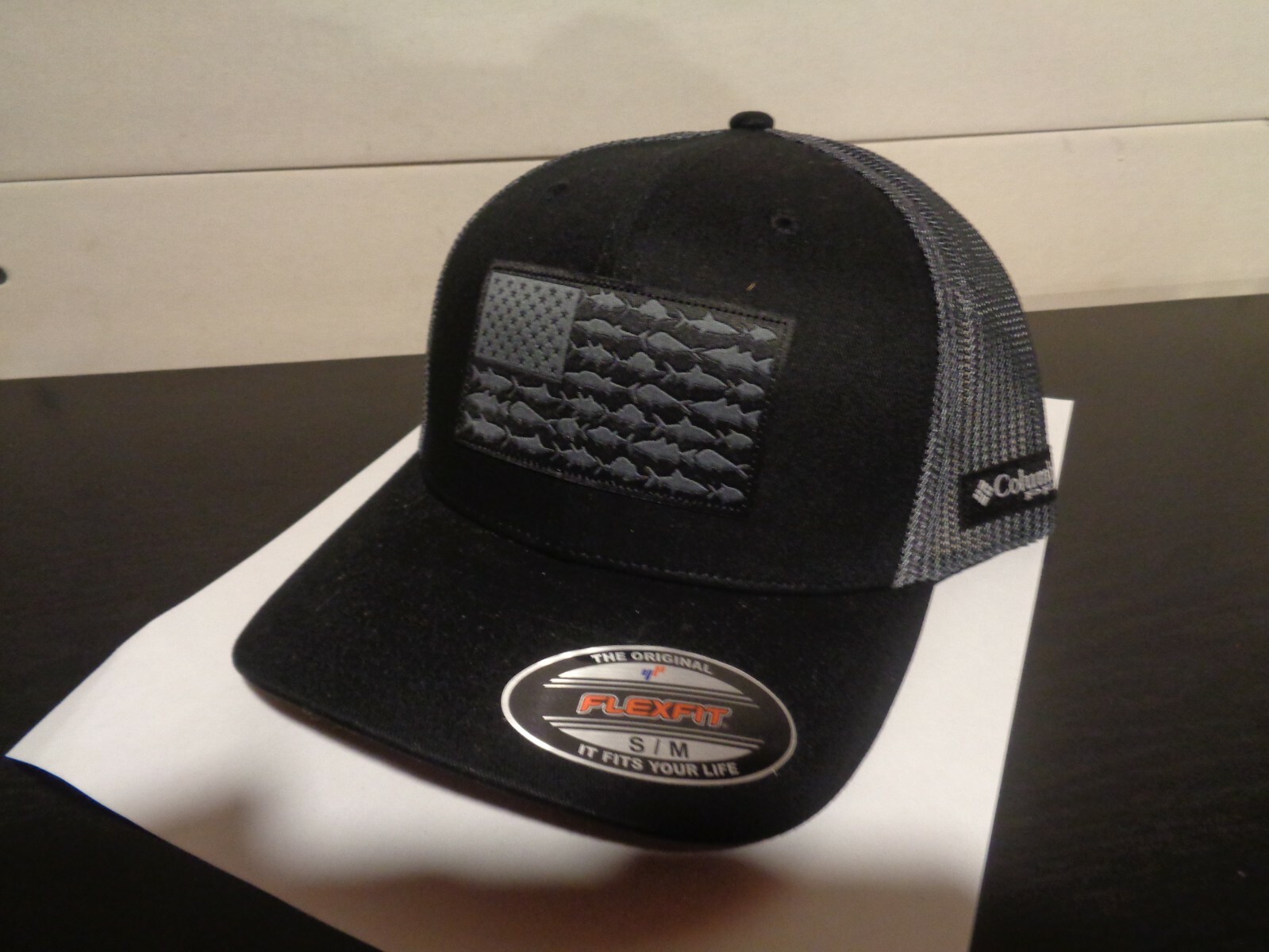 COLUMBIA FLEXFIT FISH FLAG HAT S/M 6 3/4″-7 1/4″ NEW