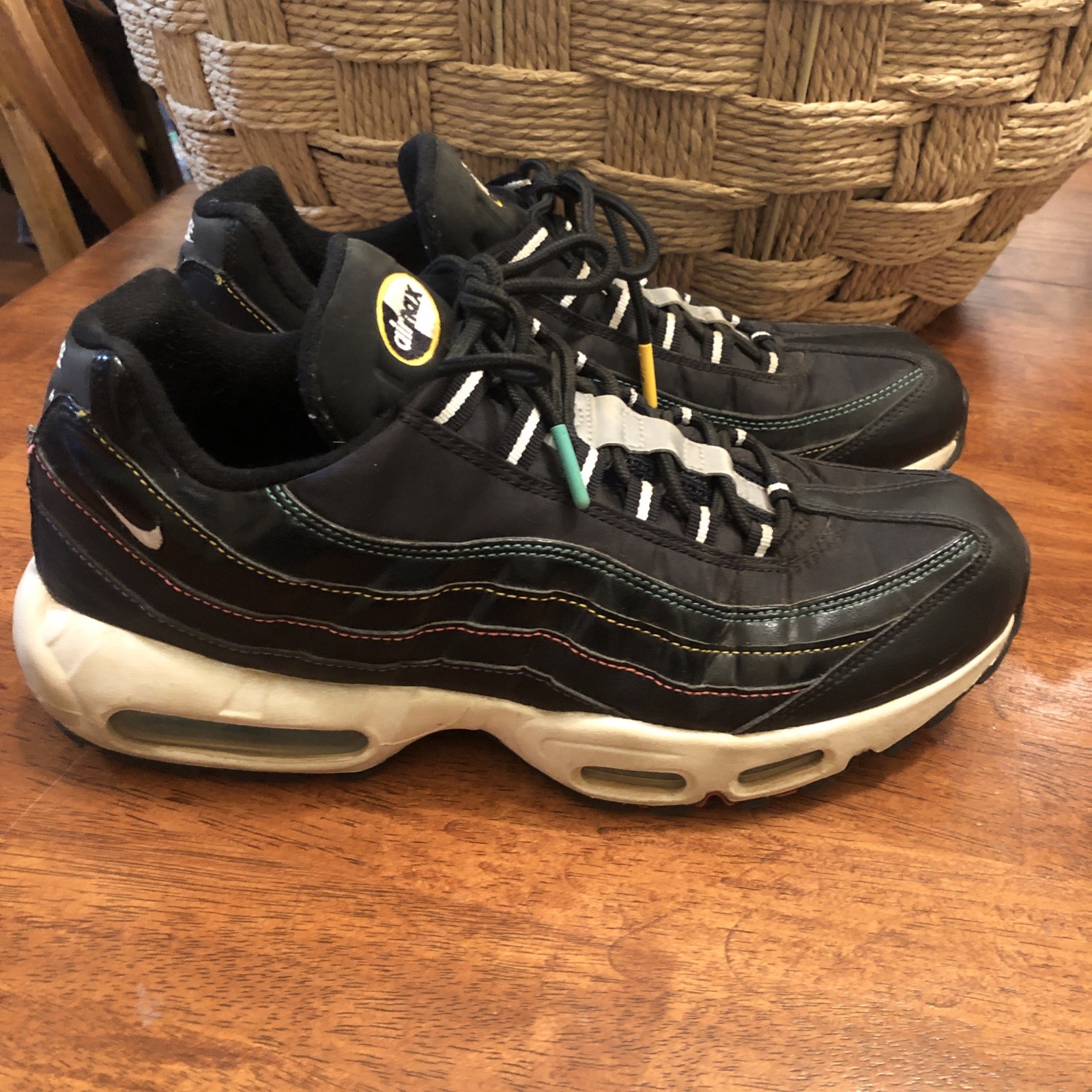 NIKE Air Max 95 SE Windbreaker Size 10.5 AJ2018-023 Black Flash Crimson