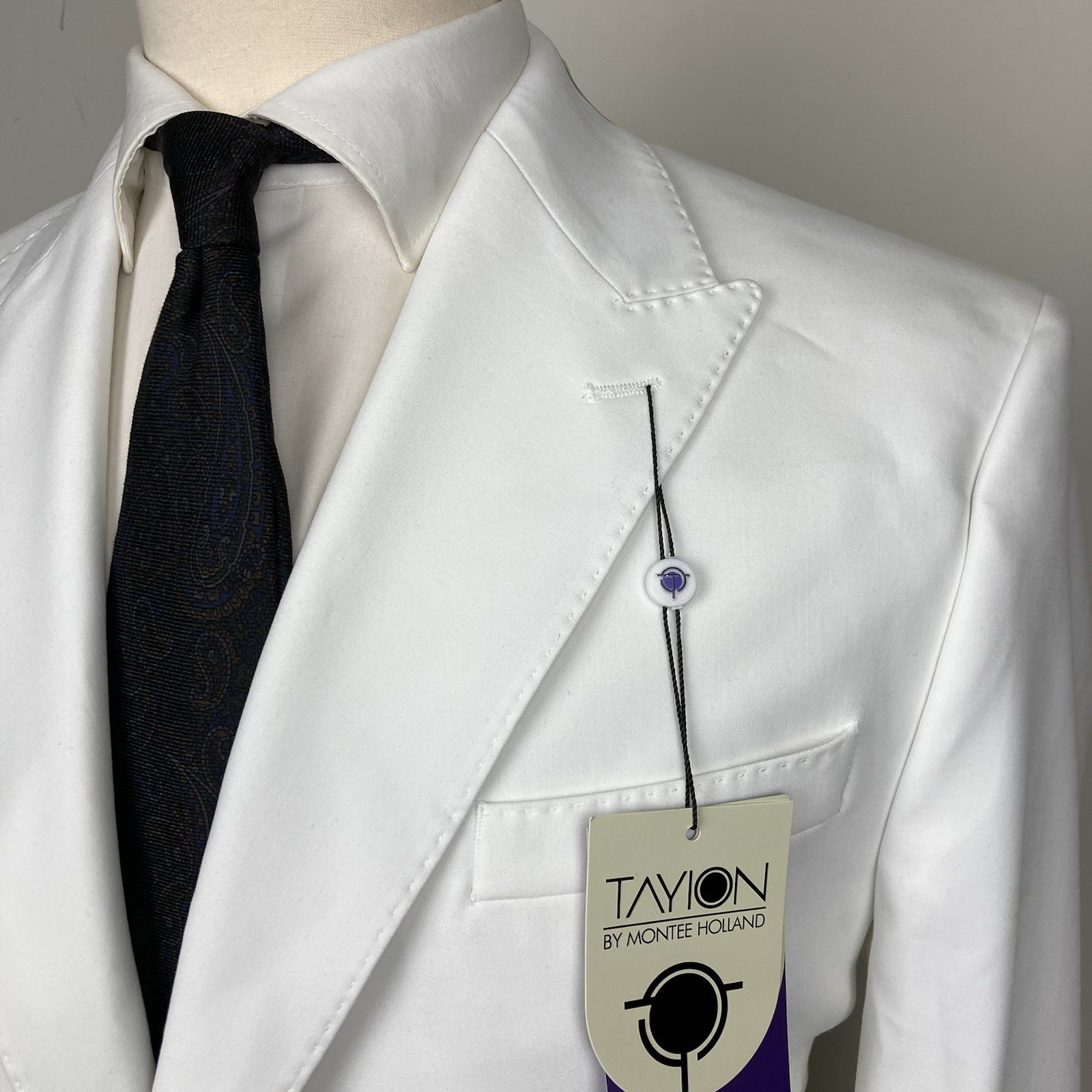 Tayion Collection Men’s 2-pc Classic-Fit Suit Jacket 46L Pants 40W 30L White