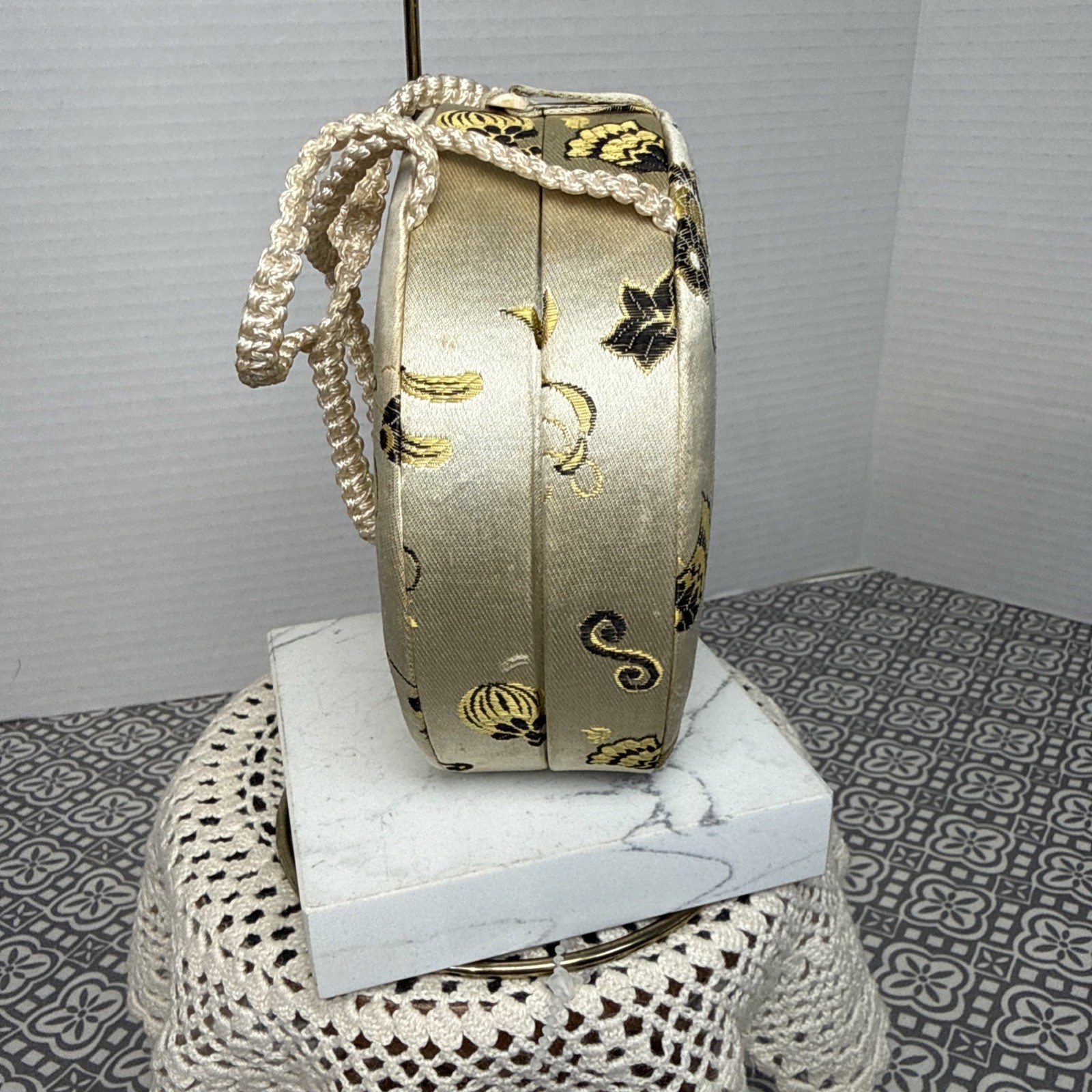 Vintage Embroidered Cream Silk Box Evening Bag, Rare Fashion Gift. See Pictures.