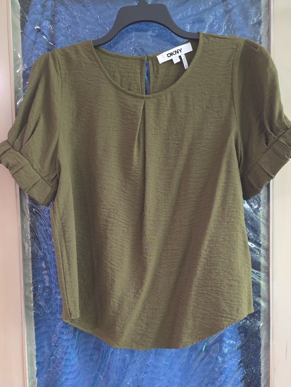 DKNY Olive Short-Sleeve Textured Round-Neck Blouse – NWOT. Never Worn