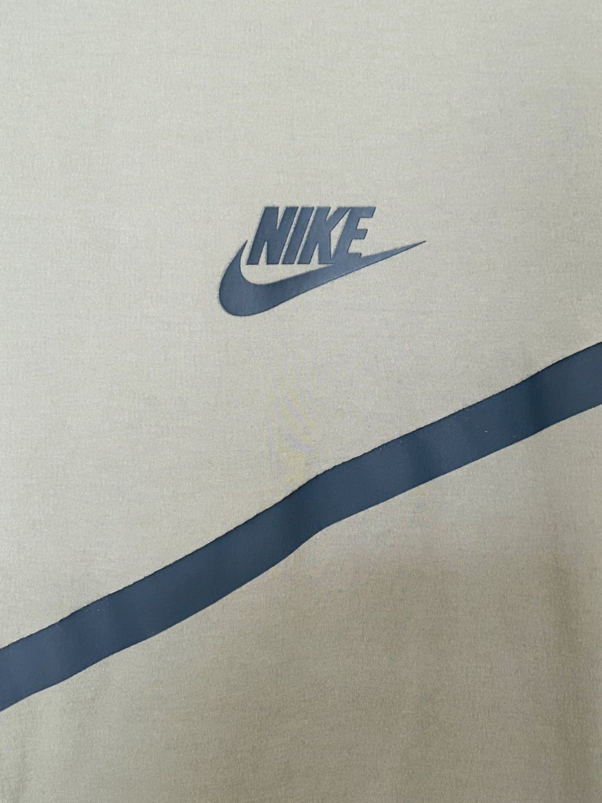 Nike Men’s Tech Windrunner – Hooded Full-Zip Nylon Jacket Olive Green – Large
