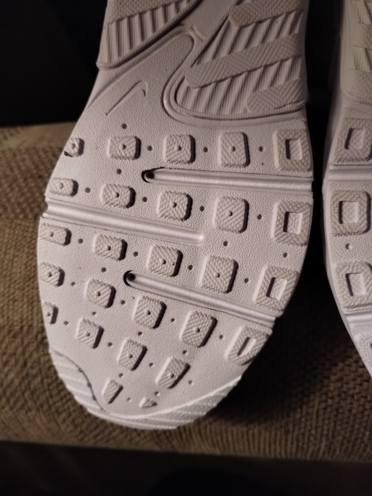 NIKE AIR MAX EXCEE TRIPLE WHITE LEATHER / MESH SHOES WOMENS SIZE 8.5