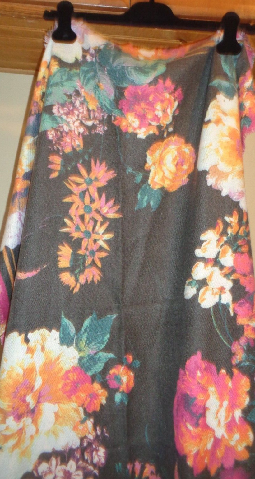 VINCE CAMUTO MULTI PAINTERLY BLOOM LONG AND WIDE SUPERSOFT WRAP NWT 30X76 IN