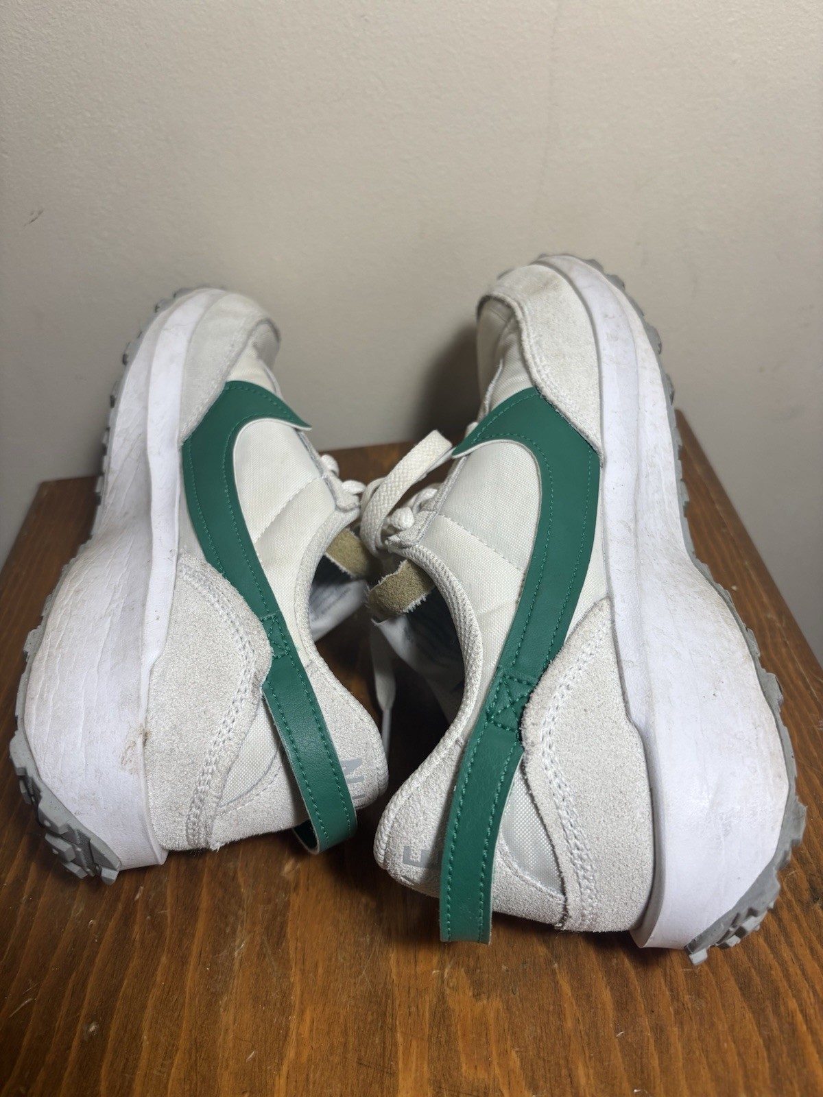 Size 9 Nike Waffle Debut White Malachite Green Shoes FQ8890-100