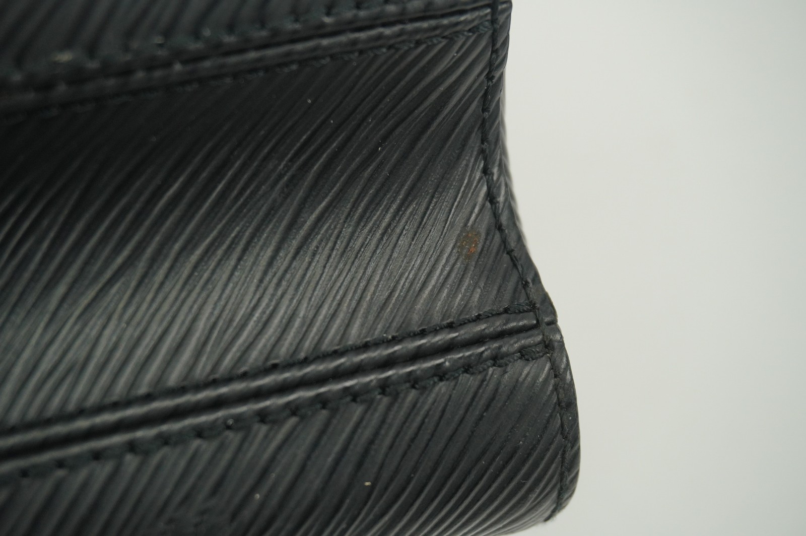 Louis Vuitton Twist MM M21554 Black Epi Leather Shoulder Bag 9.1″ x 6.7″ x 3.7″