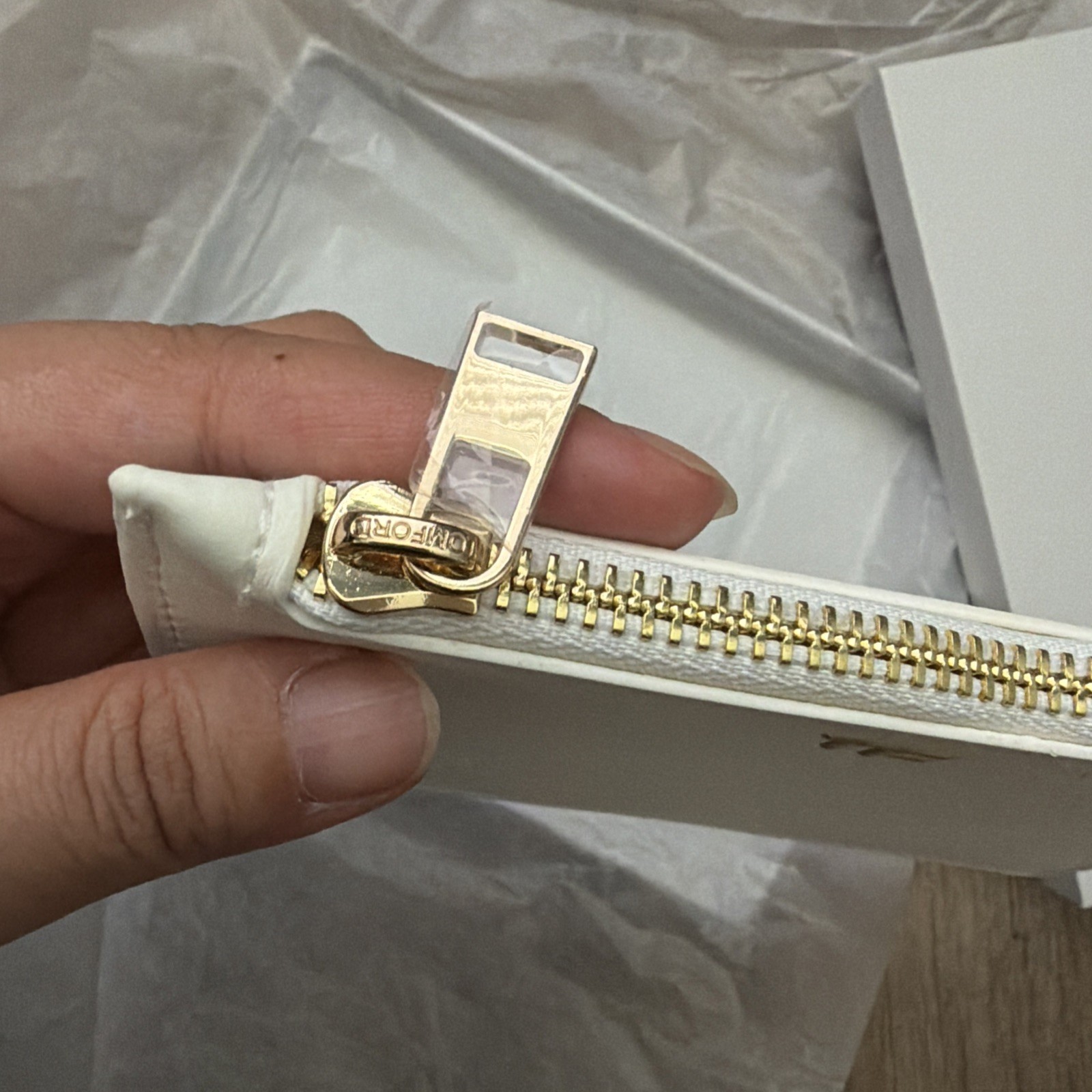 New in Box Tom Ford White Vegan Leather Zipper Wallet Pouch Clutch Authentic GWP