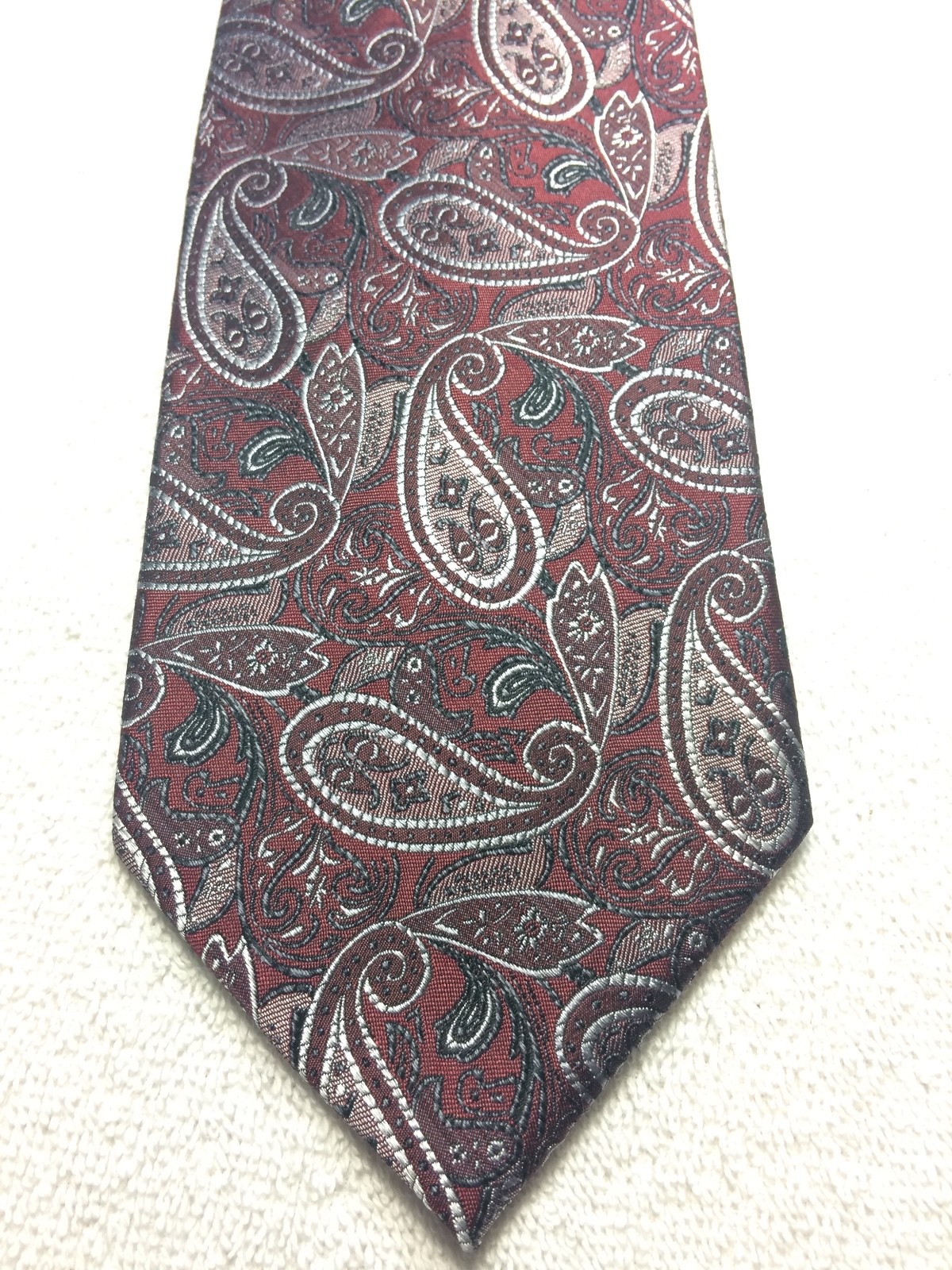 PLATINUM DESIGNS MENS TIE BURGUNDY WITH WHITE BLACK GRAY MAUVE 3.75 X 61 NWOT