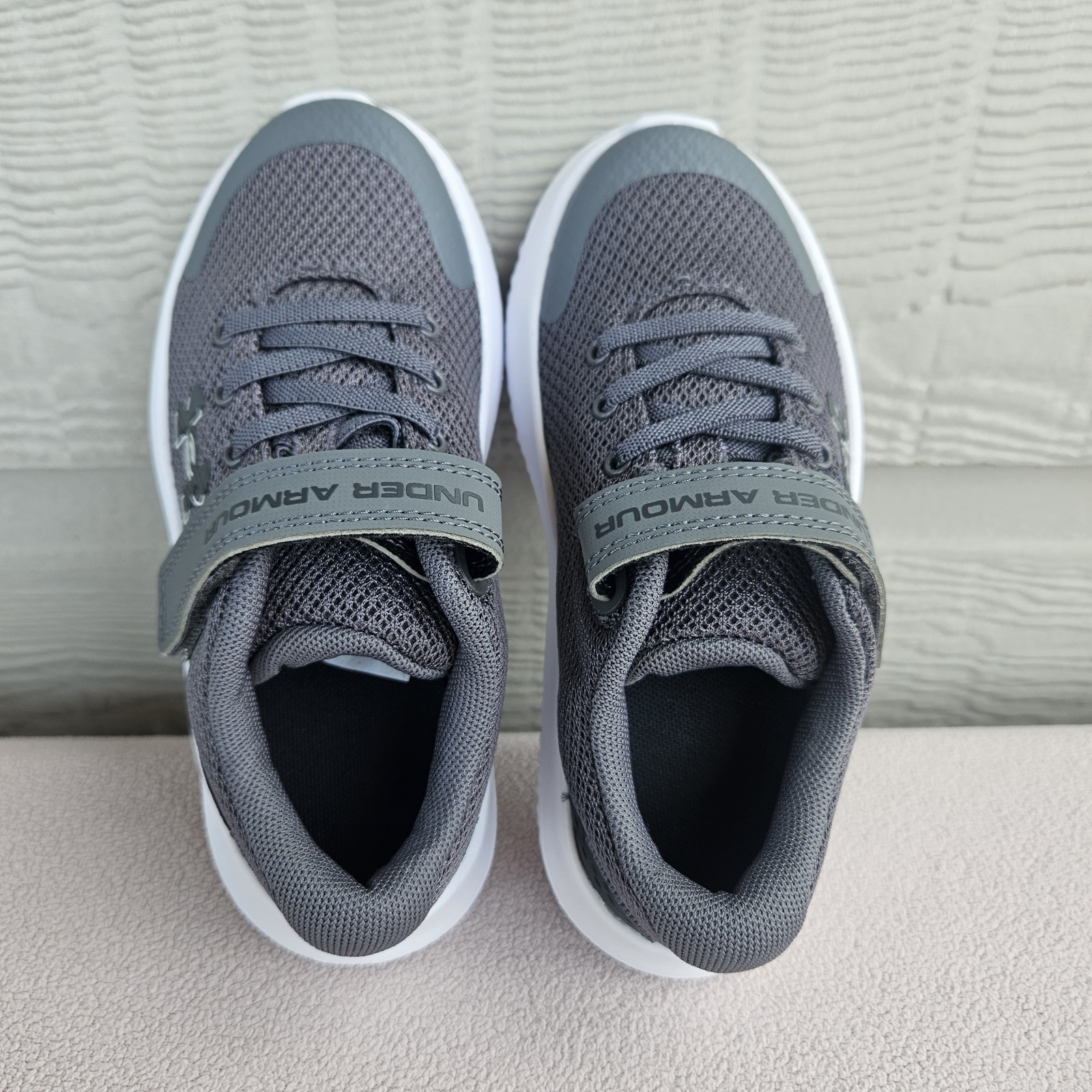 Under Armour UA BPS Surge 4 AC Hook & Loop Sneaker Youth SZ 11K Grey Athletic