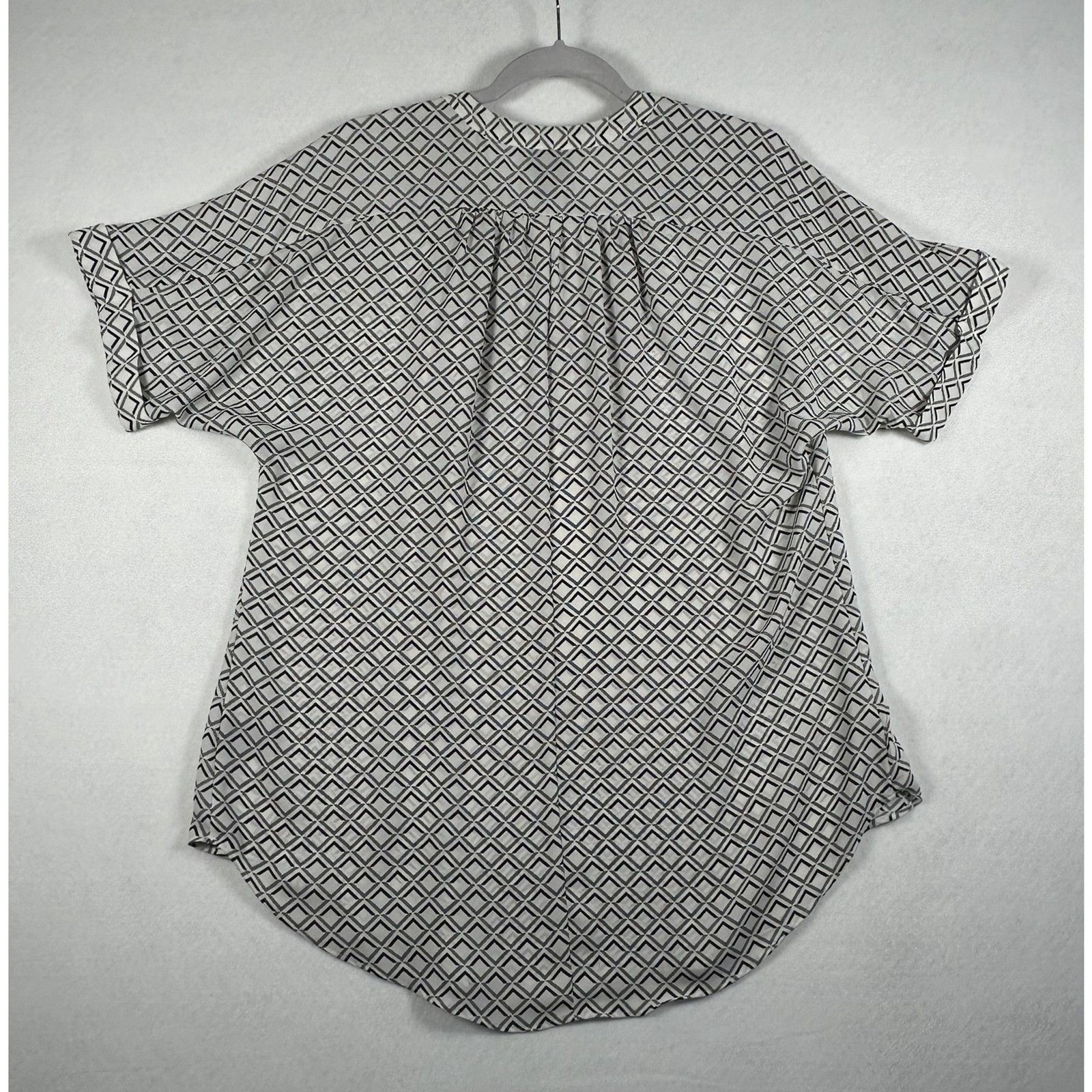 Worthington Short Sleeve Geometric Blouse. Size Medium.