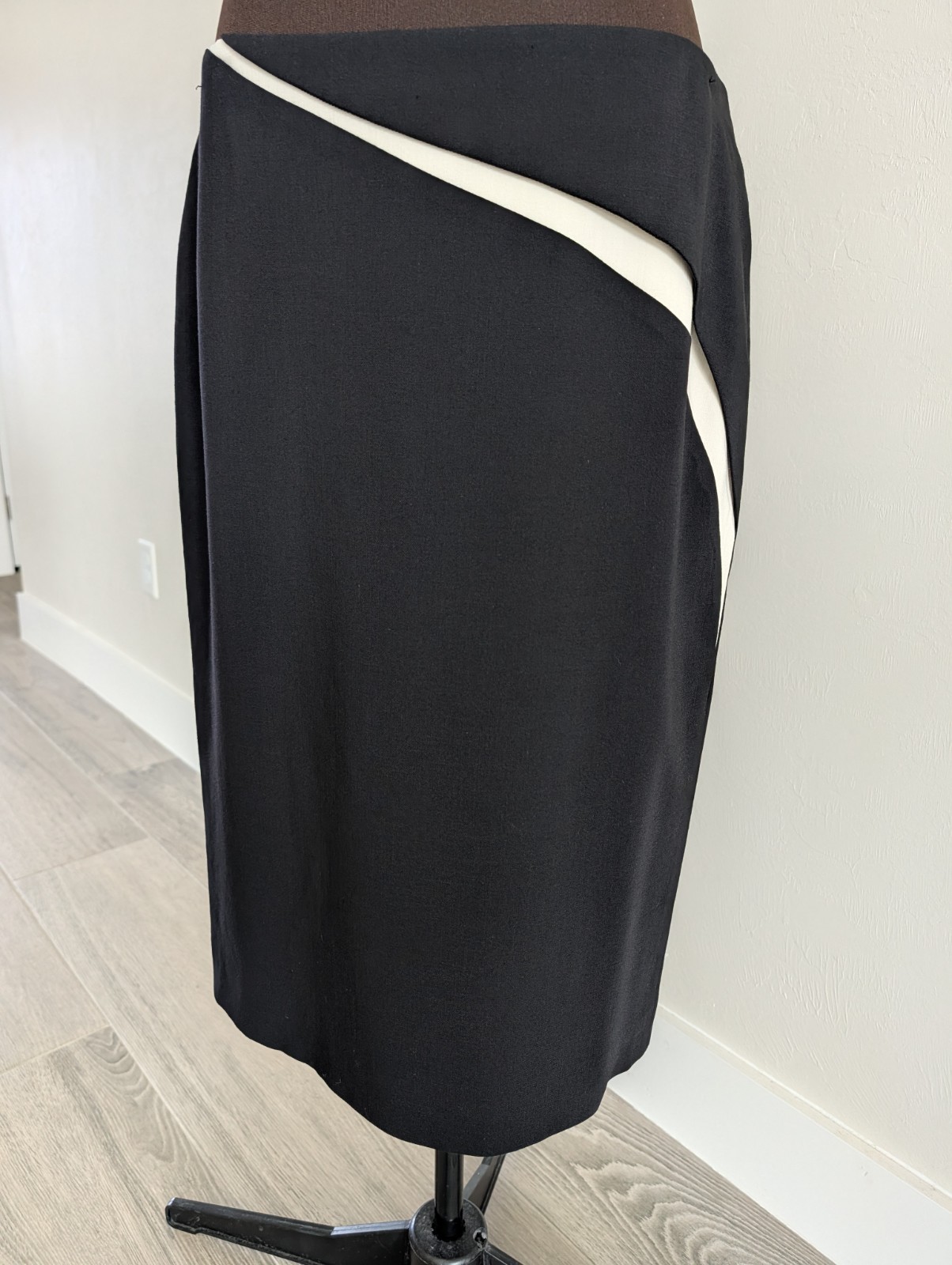 $650 Escada wool black and white straight midi skirt 40 10 L