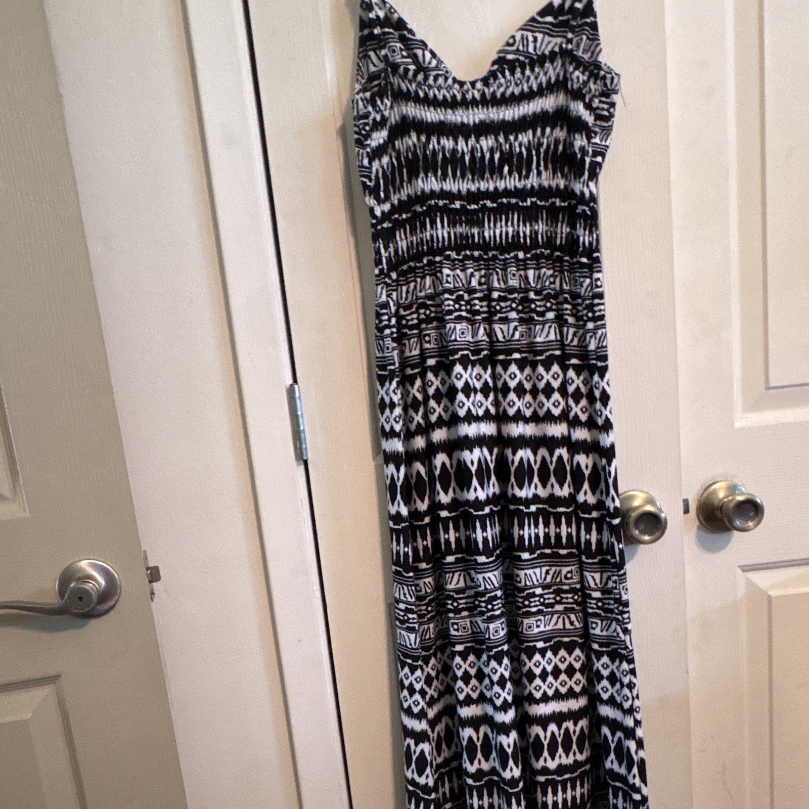 Bobbie Brooks Black & White Geometric V-Neck Strappy Stretch Maxi Dress L
