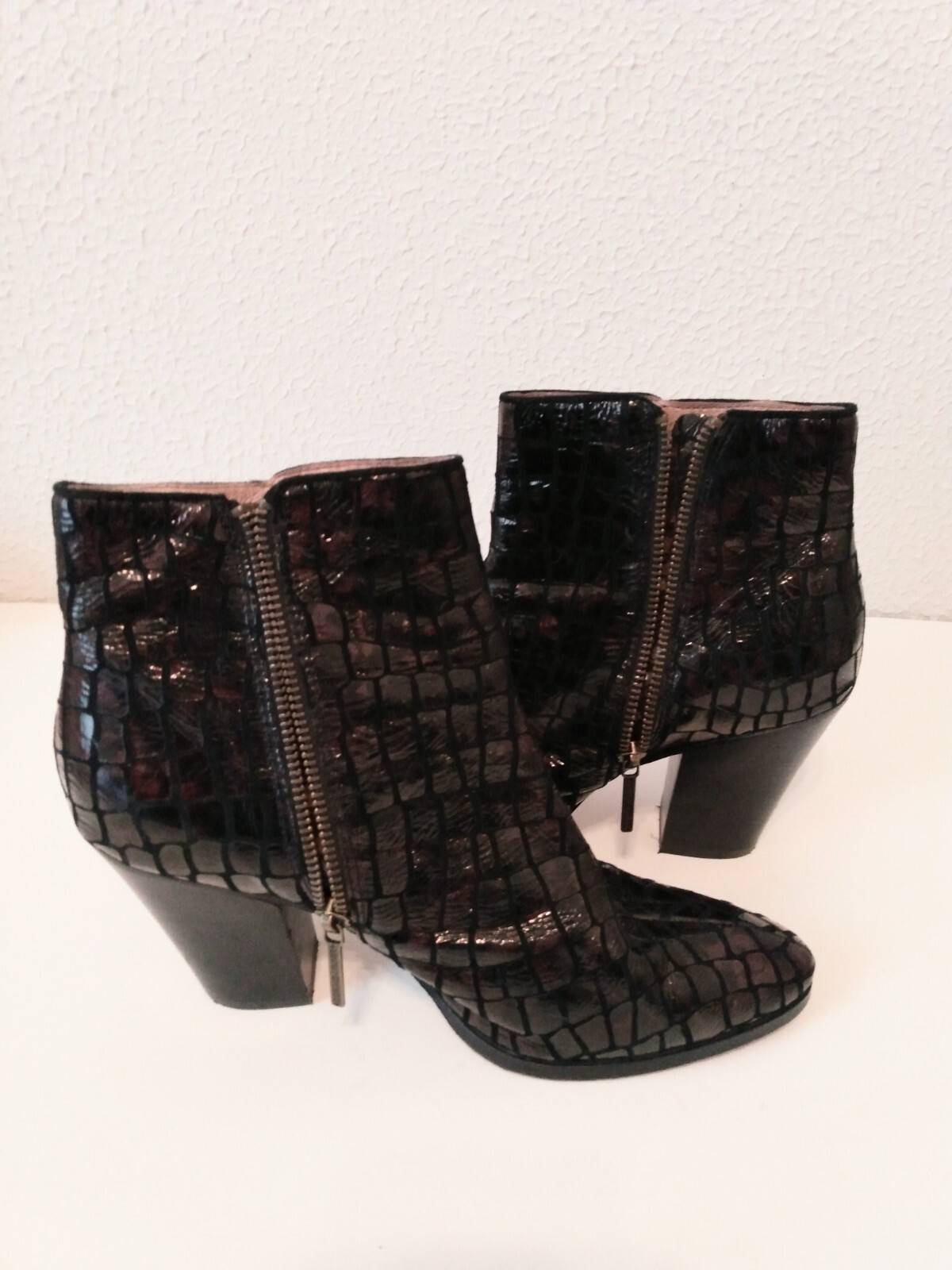 Donald J PLiner Swift Burgundy Black Croc Faux Leather Ankle 3 3/4″ Boots 9 M