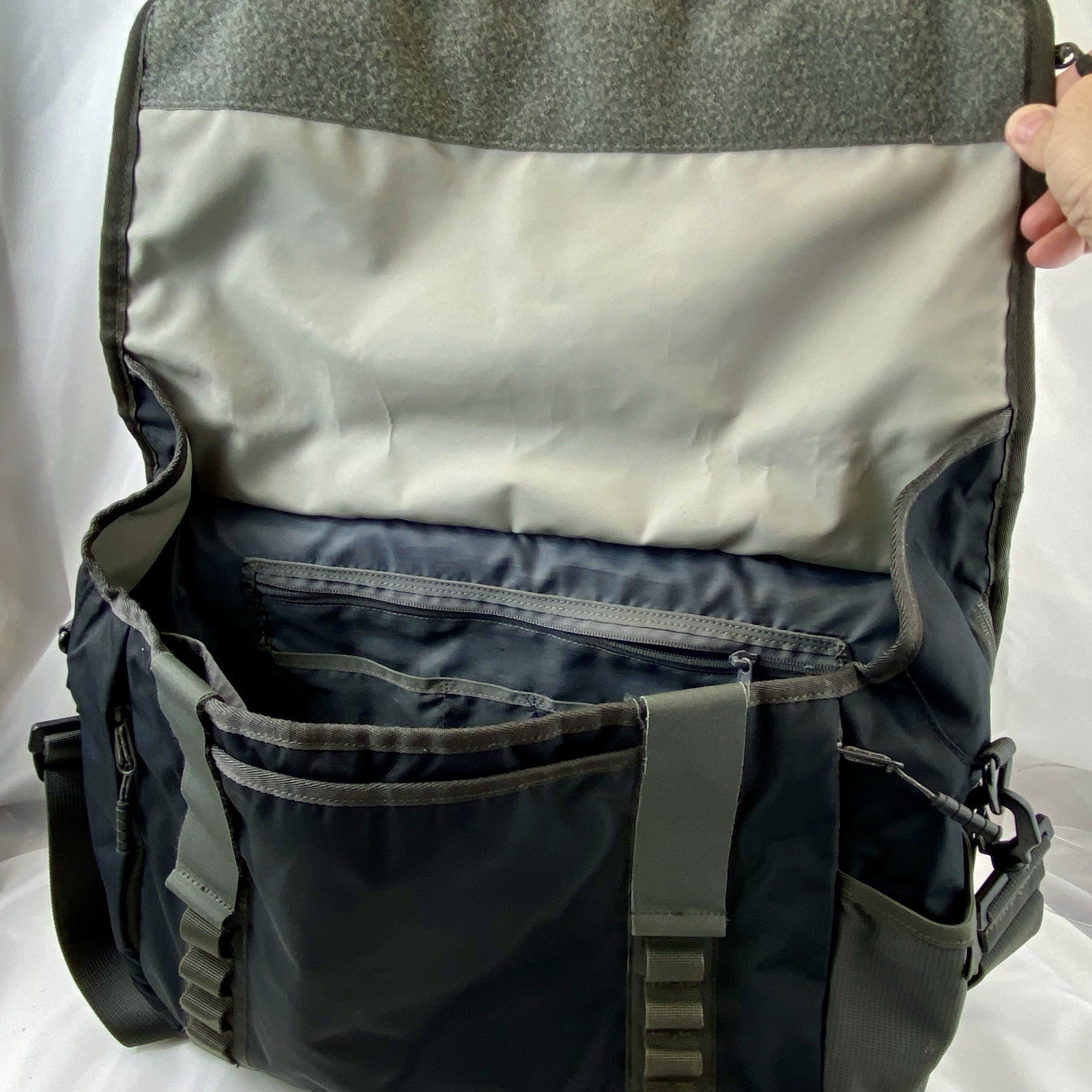 Timbuk2 Command Messenger Bag Black/Grey Crossbody Padded Laptop Measure 17/13/4
