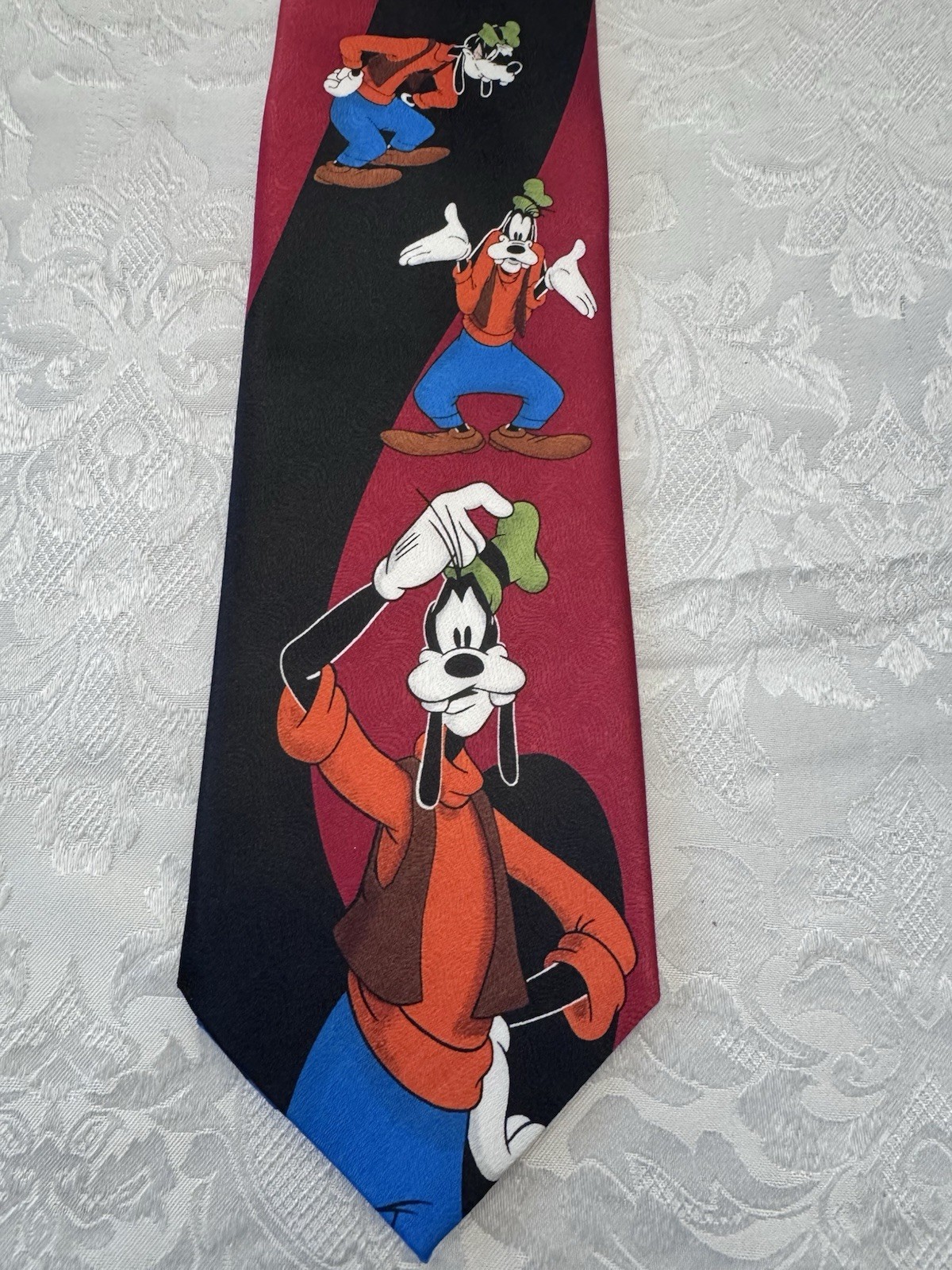 Mickey Unlimited Vintage Goofy Cartoon Novelty Tie Red Black New