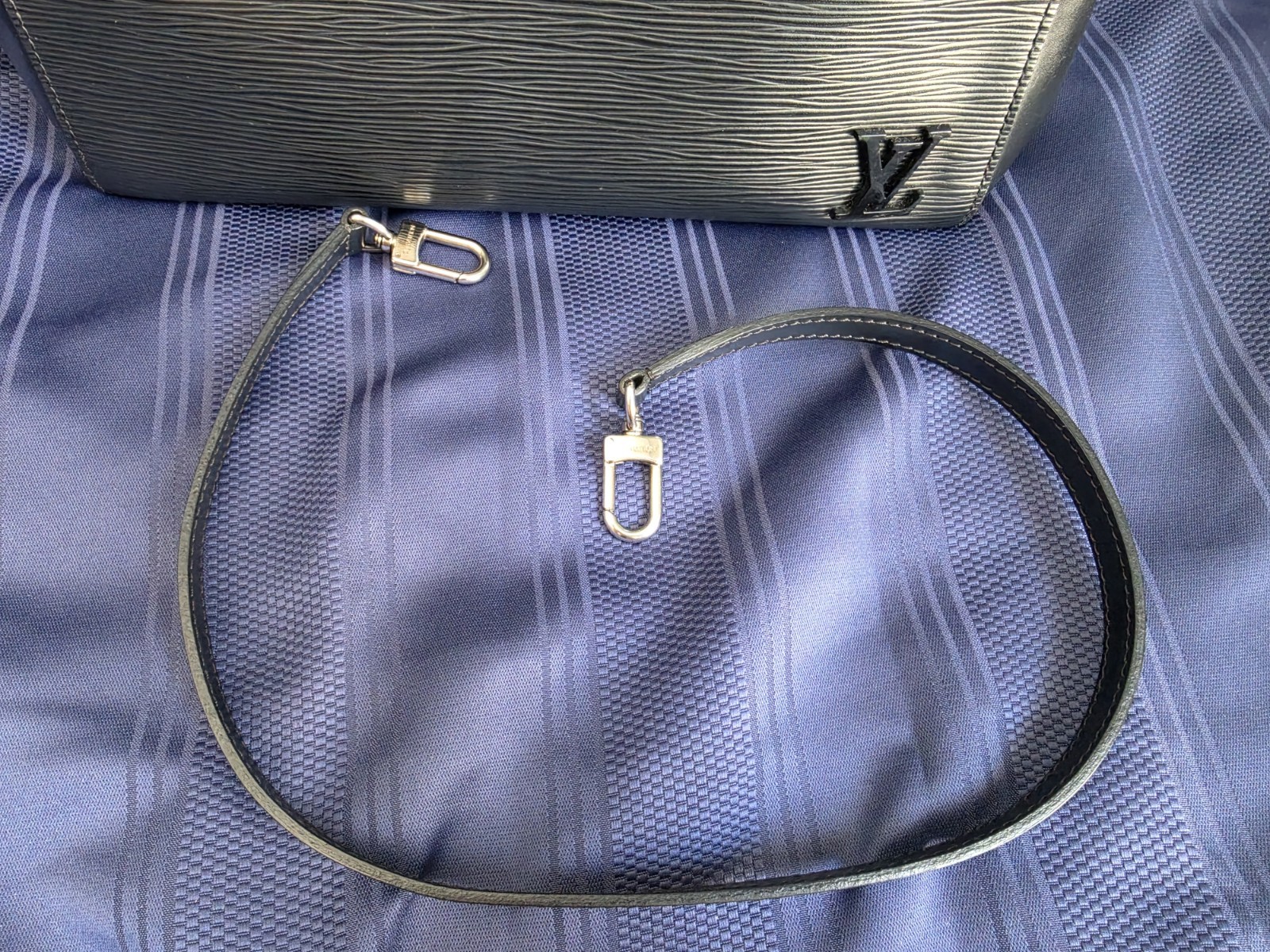 Louis Vuitton Black Epi MM Cluny Satchel Top Handle Detachable Strap Silver HW