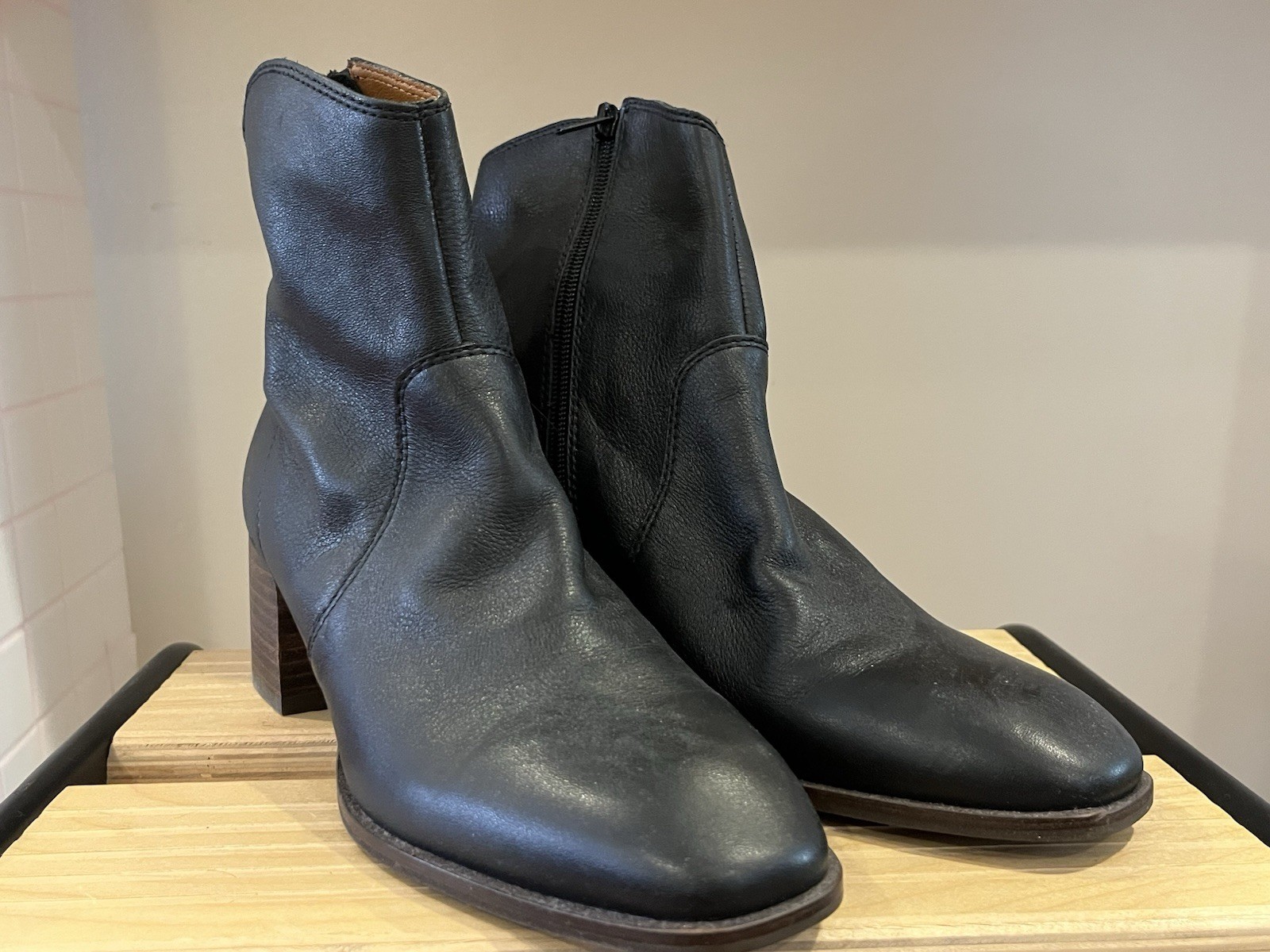 Lucky Brand Women’s Black Leather Ankle Bootie Zipper Almond Toe Comfort 8.5