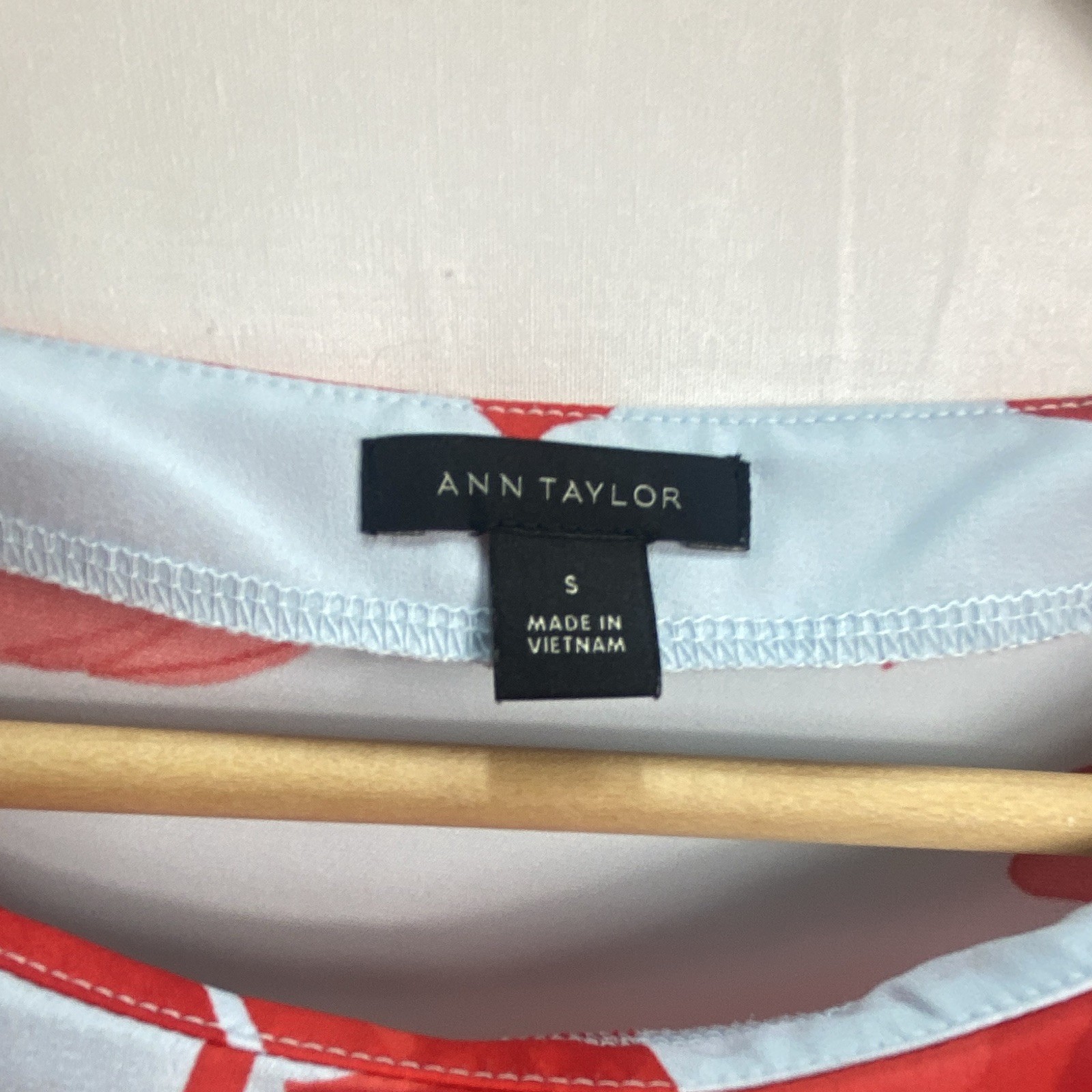 Ann Taylor Women’s S Light Blue Red Floral Satin Short Sleeve Round Neck Blouse