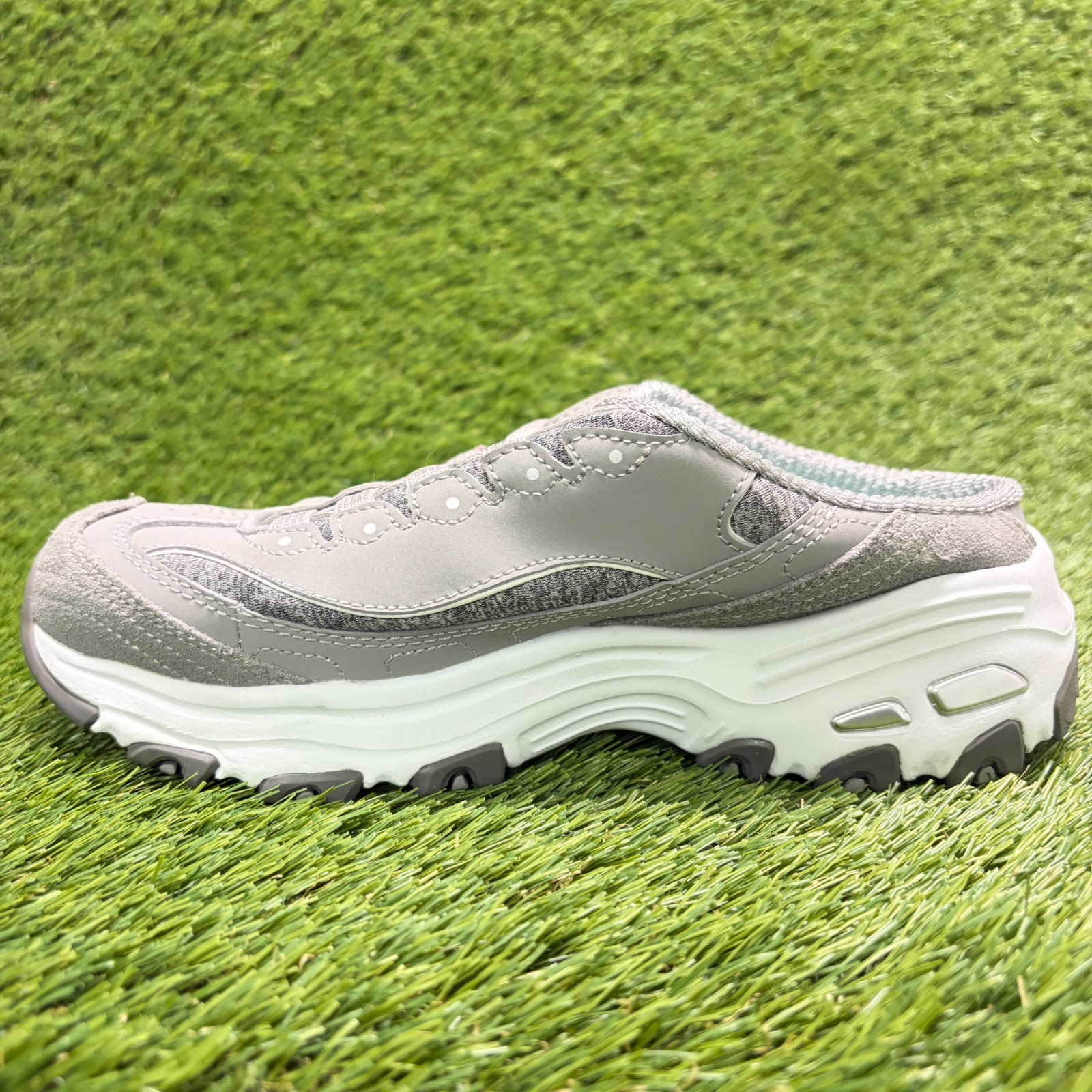 Skechers D’Lites Resilient Womens Size 7 Gray White Athletic Slip On Mule Shoes