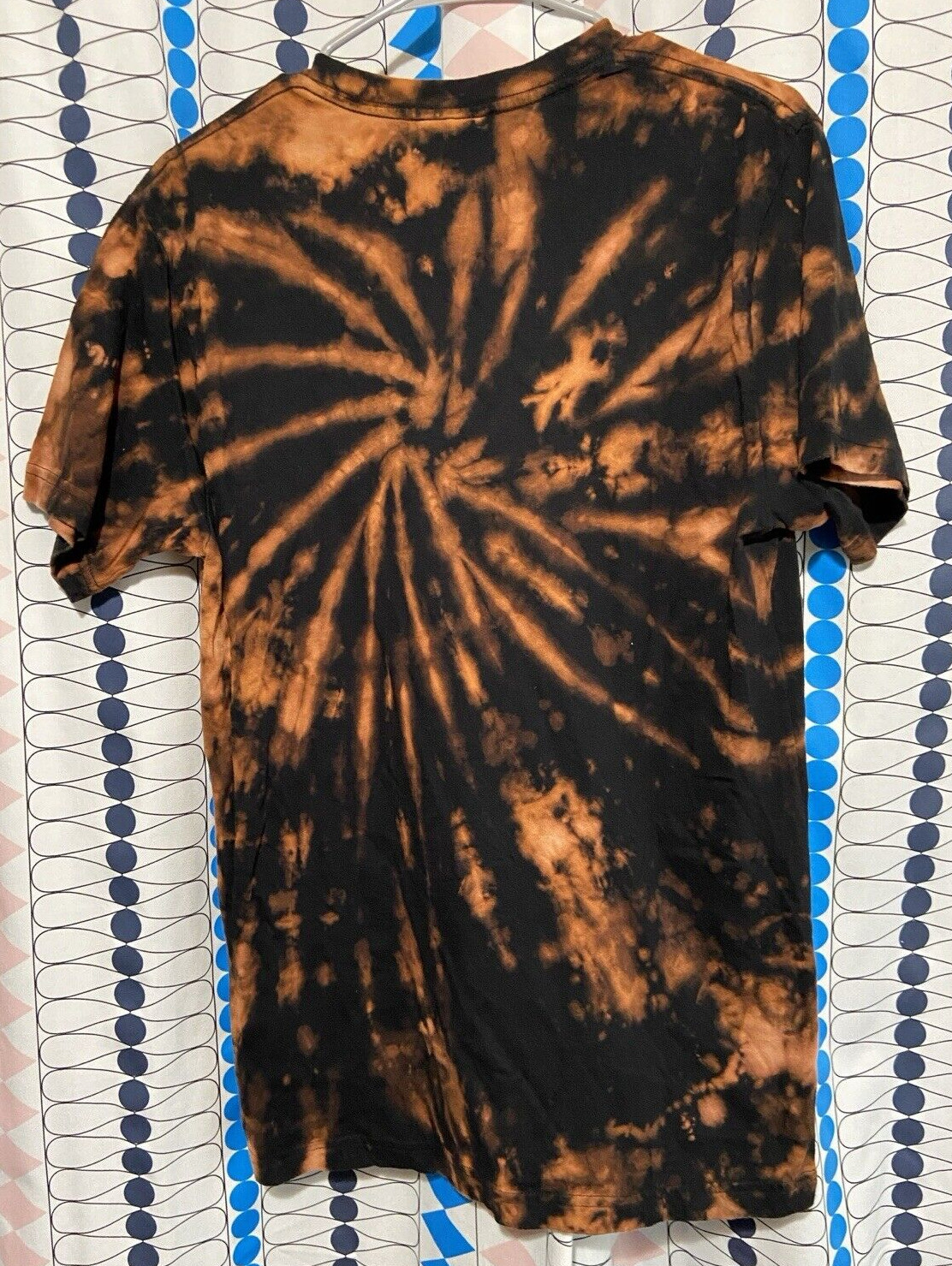 Gibson Guitar T-shirt (music instrument company) / bleach tie-dye / small
