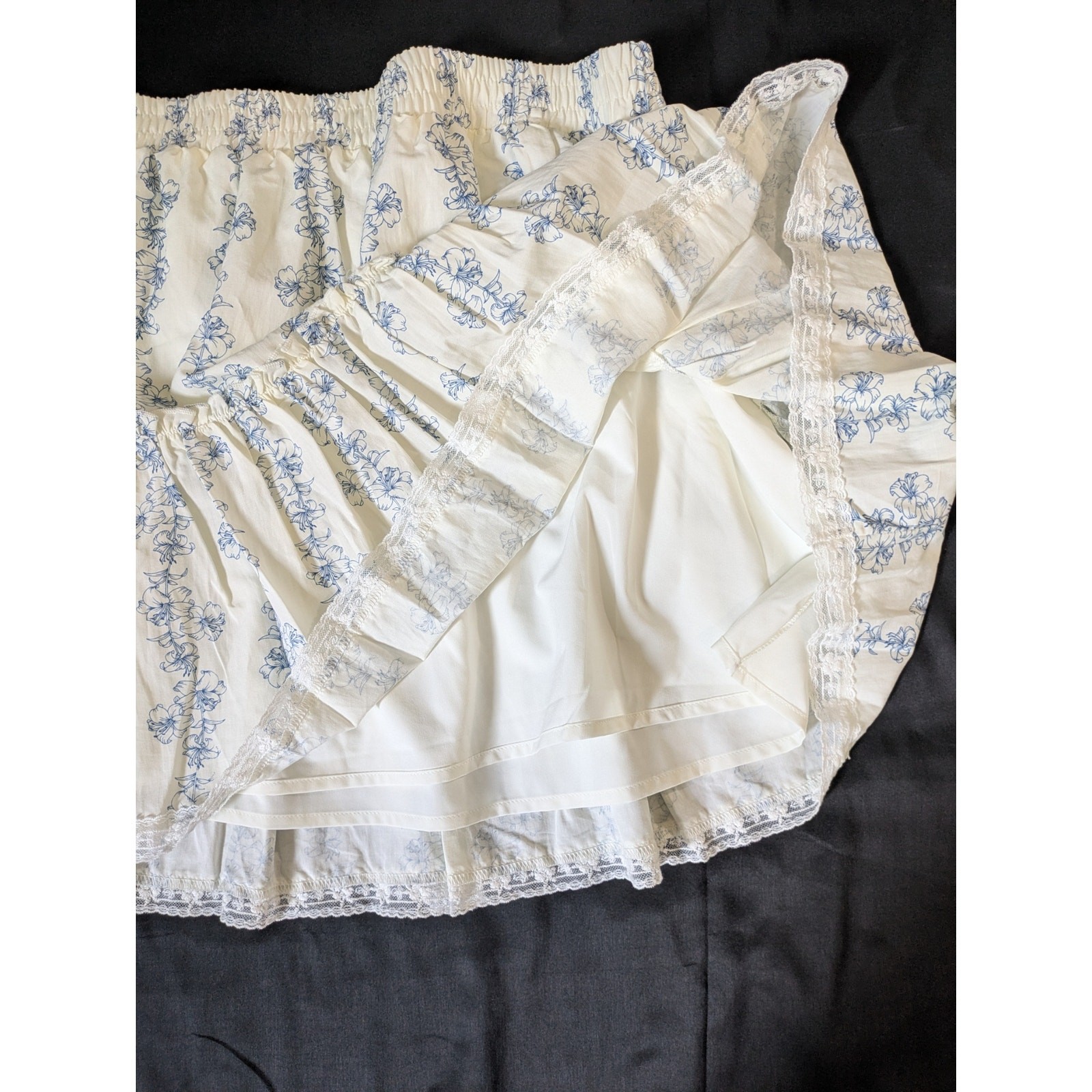 Celebrity Pink lace trim blue and ivory floral mini skirt XL