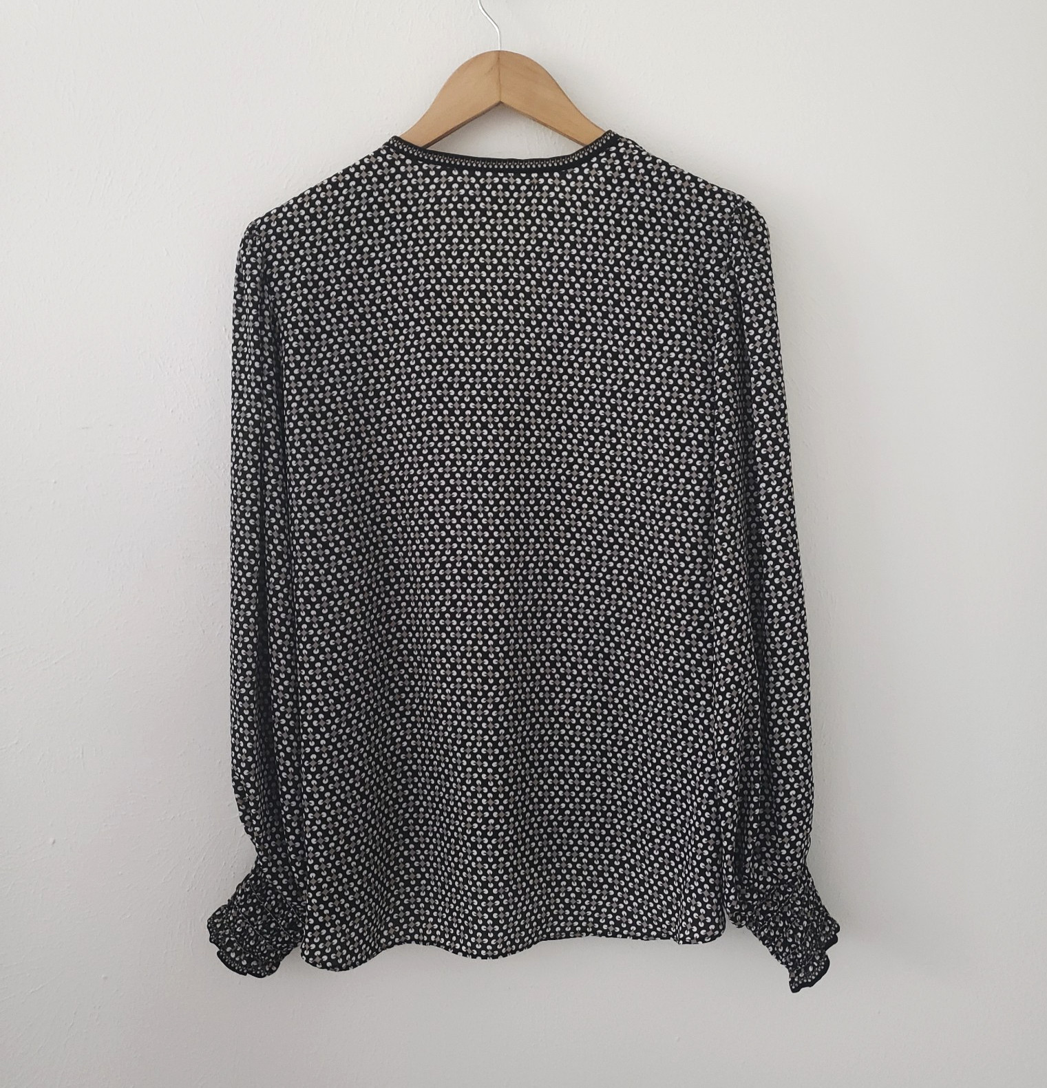 Max Studio Womens Large Long Sleeve Wrap V-Neck Black White Blouse Shirred Cuffs